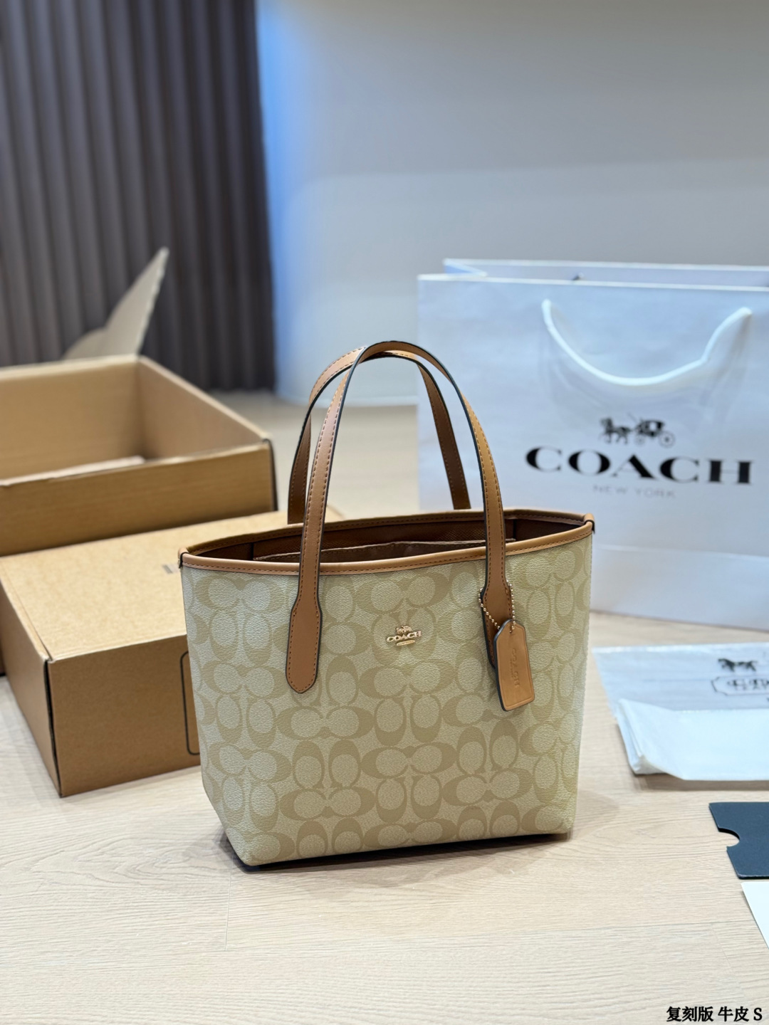 Versión réplica, piel de vaca, Coach City23 tote. 👜 Coach City23 tote, material clásico de PVC con estampado…