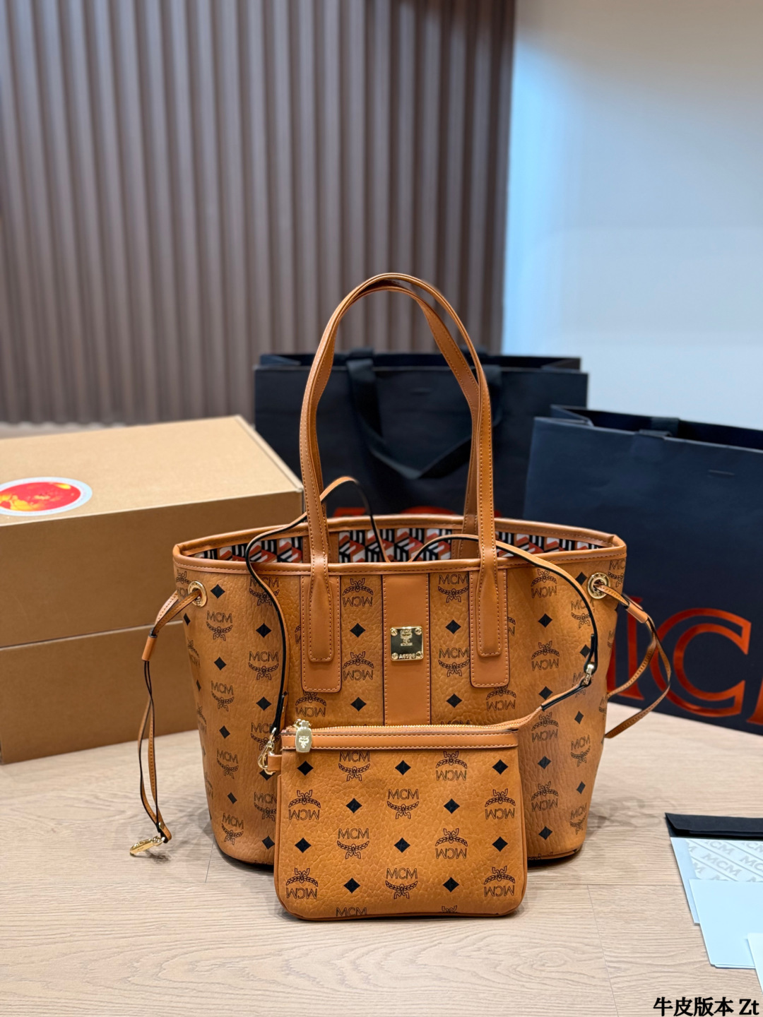 牛皮版本 中号 p160 双面原版品质⚠️对比。Mcm购物袋❤️两件套高端货包中包。小包可以单被 内容超大 物超所值。超千皮系列🐰妈咪购物袋 原单货 高品质 特别实用的一款🤗🤗原版五金logo 尺寸：30 25cm