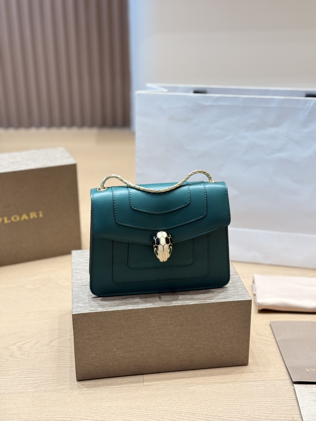 Versión original p230 Bvlgari Serpenti Forever Bolso de cadena con cabeza de serpiente blanca, diseño vertica…