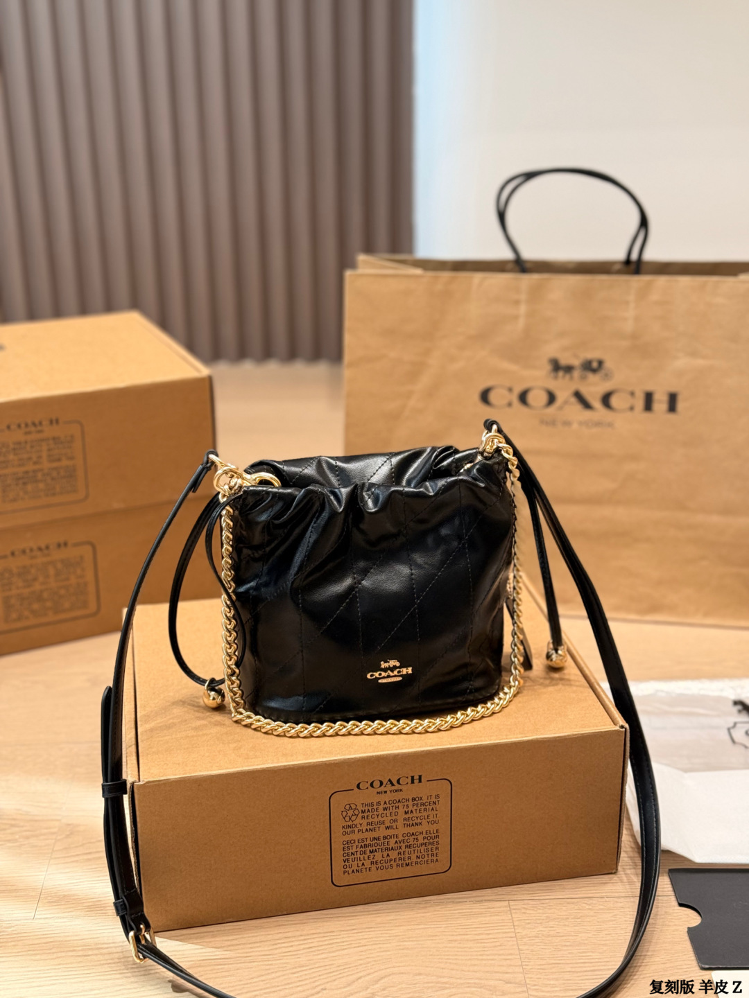 Edición réplica, bolso cubo de cordón mini Faye de Coach en piel de oveja. El bolso cubo de cordón mini Faye de Coach, …