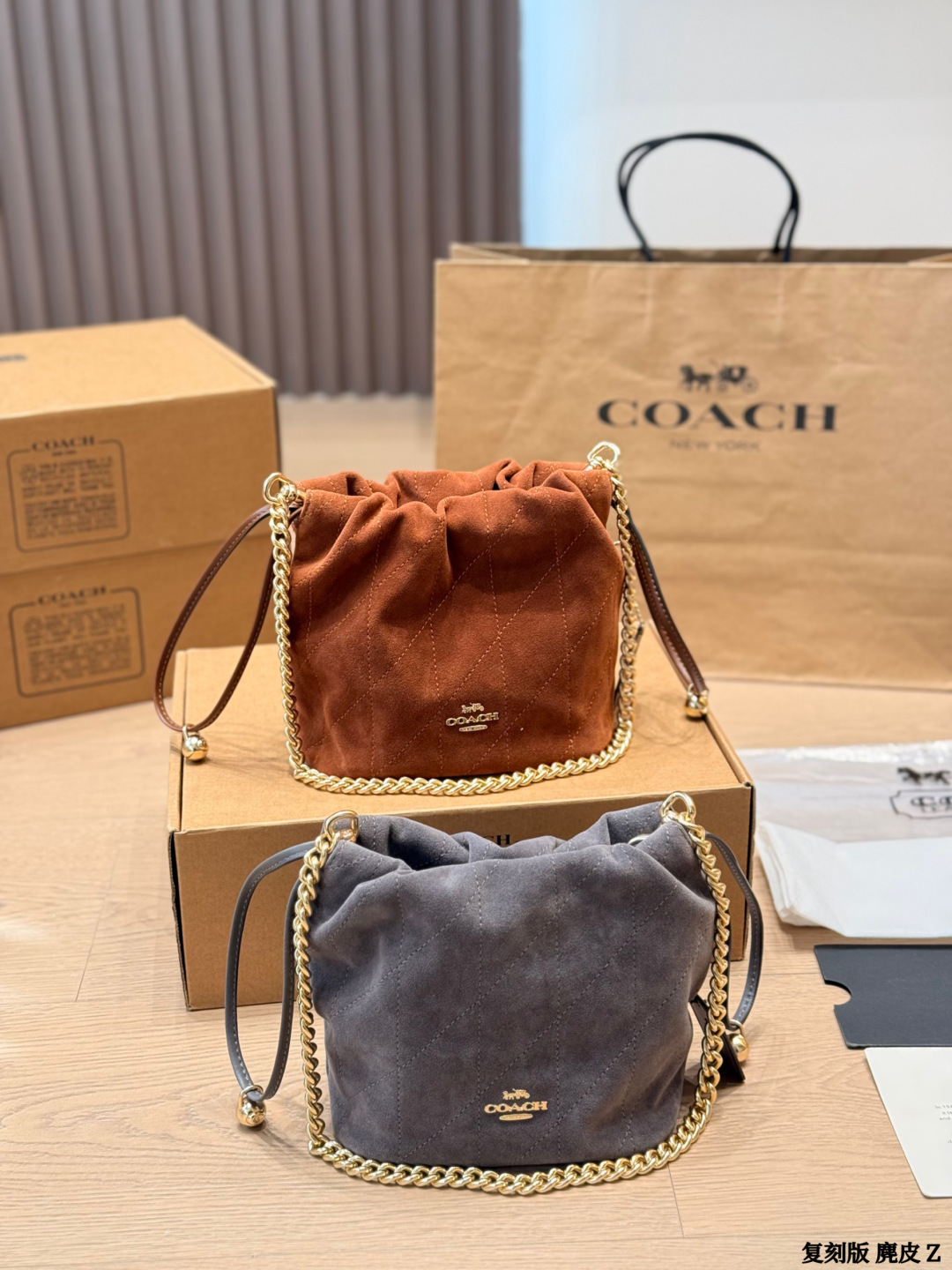 Edición réplica, bolso cubo de cordón mini Faye de Coach en gamuza. El bolso cubo de cordón mini Faye de Coach, en blan…