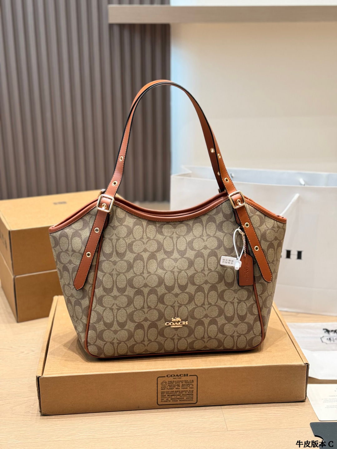 Versión de piel de vaca, bolso Laurel de Coach. El bolso Laurel de Coach, serie clásica con monograma, lona color té co…