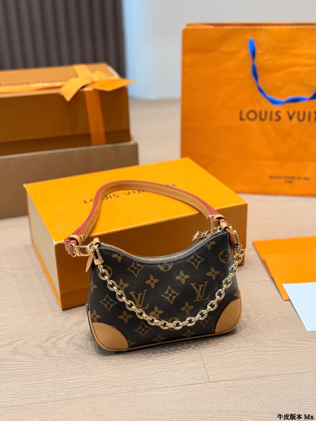 Cowhide Version P225 Mini | Lv Boulogne Messenger Bag Croissant | The New Boulogne Size Is Smaller Than Before, But It Does Not Affect Its Capacity At All. The Design Adds A Golden Chain Hair 8, Which Not Only Adds A Sense Of Fashion, But Also Makes The Bag More Versatile. | The Shoulder Strap Design Is Very Nice. The Length Of The Shoulder Strap Has No Height Requirements. It Can Be Worn Cross-body Or Shortened And Placed On The Chest. Remove The Shoulder Strap And Just Use The Chain. The Chicken Is Just A Single Question Bag. | So It Can Be Used For Work And Outing. From Suits To T-shirts, It Is Very Versatile | One-shoulder Cross-body Bag Has Become A Hit In A Certain Book. Super Chicken. It Can Be Used By Men And Women. It Is The Favorite Item Of Big-name Celebrities And Fashionistas. Classic Presbyopia, A Real Fan | Recommended For Everyone. It Has A Large Capacity And Meets Daily Needs. | Size 18 11cm