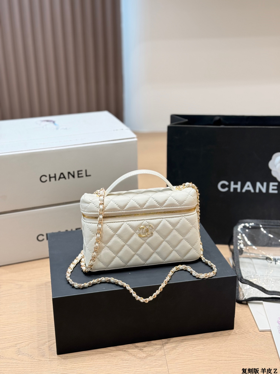 Caviar P255 With Wash Bag | Chanel 25p Black Gold Lp Lunch Box Bag | Chanel 25p Black Gold Lp Lunch Box Bag, Classic Black Gold Color + Pebbled Cowhide, Diamond Pattern Design Is Super Textured Metal Chain + Leather Shoulder Strap, Suitable For Hand-held, One-shoulder Or Cross-body Wear, Flexible And Versatile. Size 19.5x17cm, Red Cloth Lining, Moderate Capacity, Very Practical For Daily Outings. The Small Pair Of Clogo Is Low-key And Exquisite, And The Chip Model Is Safer. It Is A Popular Item Of Chanel And A Must-have For Fashionistas