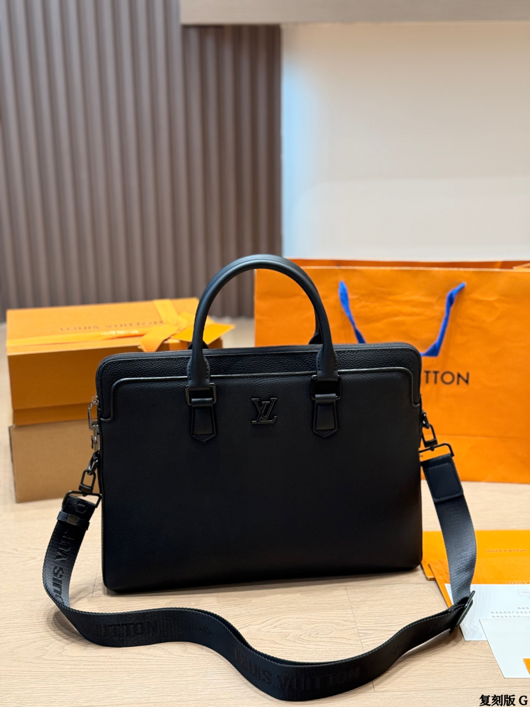 Re-engraved Version P525 | Lv Men's Briefcase Re-engraved Version | Lv Men's Briefcase , Black Pebbled Cowhide, With Fine Texture And Wear Resistance, Paired With The Classic Lv Metal Logo, Low-key Yet Recognizable. Simple And Elegant Design, Moderate Size, Reasonable Internal Space, Can Hold A Laptop And Documents, Suitable For Commuting And Business. Hand-held + Detachable Shoulder Strap, Portable And Aura, Cross-body Frees Up Hands, Practical And Flexible, Ideal Choice For Working Men | Size 40 30cm