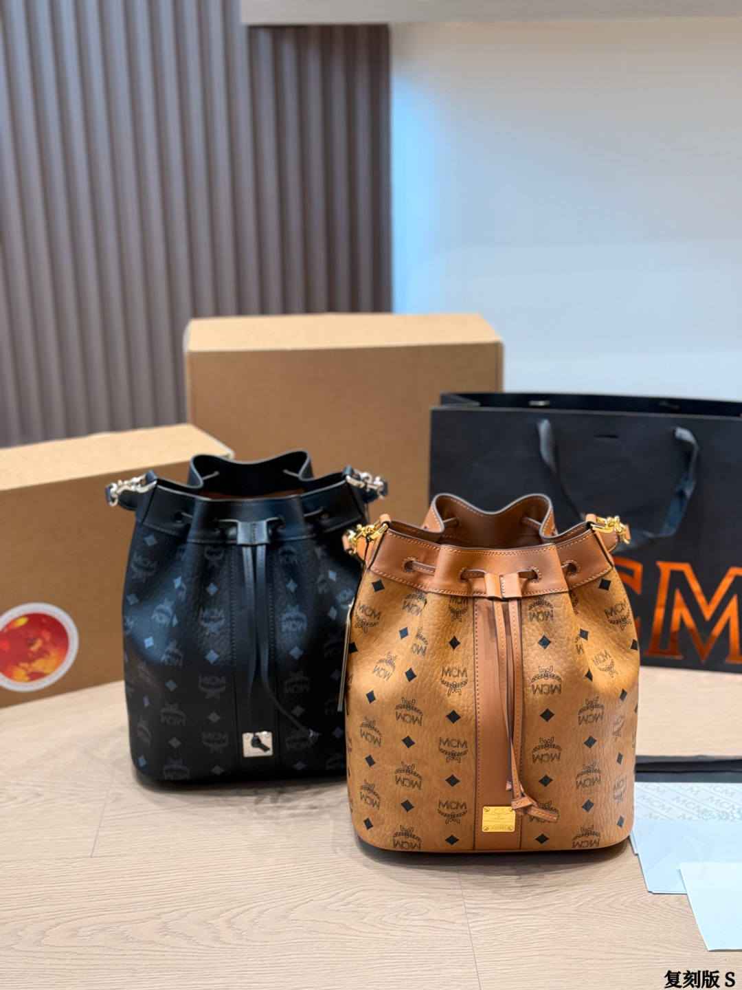 Réplica p190 MCM cubo con cordón clásico​​ MCM cubo con cordón clásico, patrón Visetos clásico, lona recubier…