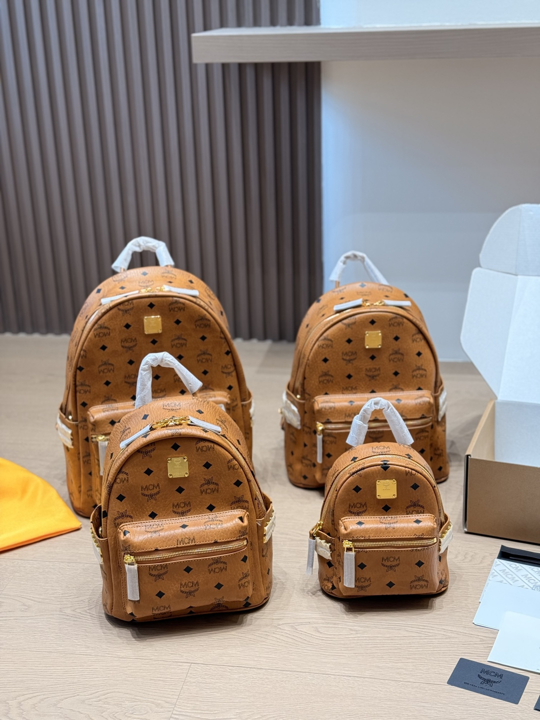 Réplica en piel p200/p190/p180/p170 Mochila clásica MCM​​ Mochila clásica MCM, con lona recubierta Visetos, placa metál…