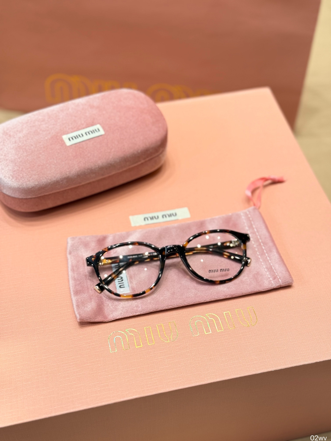 Full Package P218 | Miumiu Tortoiseshell Glasses | Miumiu Tortoiseshell Color Nerd Glasses, Retro Oval Frame Design, Tr90 Material Is Super Light, Comfortable To Wear All Day Long The Tortoise-colored Frames Are White And Versatile, Friendly To Square And Round Faces, And Are Great For Shaping Your Face. The Temples Have Brand Logos And Exquisite Details. They Come With A Pink Glasses Case And Cloth Bag, Making Them Easy To Store And Carry. It Can Be Equipped With Myopia Or Anti-blue Light Lenses. It Can Be Easily Used For Daily Commuting, Going Out Without Makeup, And Taking Photos With Concave Shapes. Get A Sweet And Cool Retro Style