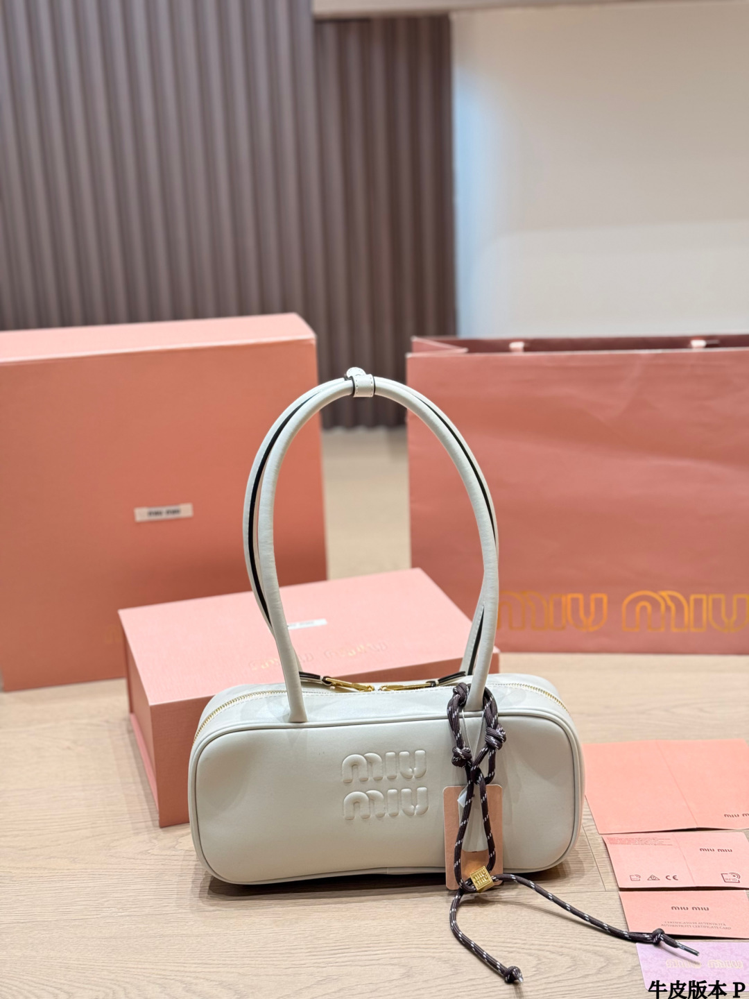 Cowhide Version P285 | Miu Miu Milk White Long Handle Bowling Bag | Miu Miu Milk White Long Handle Bowling Bag, Made Of Soft Cowhide, Feels Delicate And Durable. The Classic Long-handle Design Can Be Carried By Hand Or Shoulder, And Can Be Easily Used For Commuting And Leisure. Front Brand Embossed + Metal Zipper, Perfect Details The Interior Space Is Reasonable And Daily Items Can Be Easily Stored. The Milky White Color Is Fresh And Versatile, Perfect For Spring And Summer Wear, And Can Easily Hold On To College Style Or Simple Style | Size 30 12cm