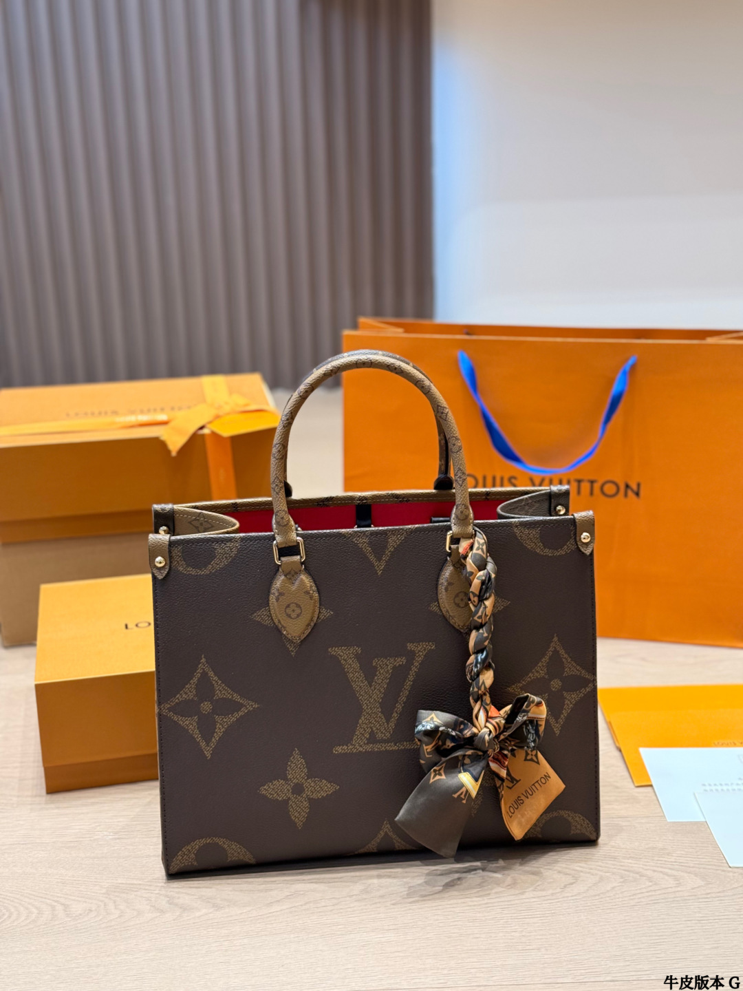 Cowhide Version P270 | Lv Onthego 35cm Embossed Jungle Bag | Folding Gift Box Quality Lv A/b Side Spray Painting Onthego Mommy Bag The King Of Cost-effectiveness This Is An Awesome Bag Type, Inspired By The Street Brand That Spoofed Lv. In The Past, Louis Vll Litton Will Never Step Down From The Altar, Quality, Very Worth Buying This Season, Extra Large Shopping Bag, Not Easy To Deform And The Design Of The Big Logo Is Super Nice. In Addition To The Hand Carry, It Also Thoughtfully Adds A Mid-length Shoulder Strap, Which Can Be Said To Be Very Good. The Quality Of The Flower Instantly Beats All Low-end Products On The Market. The Upper Body Is Really Elegant Size 35cm