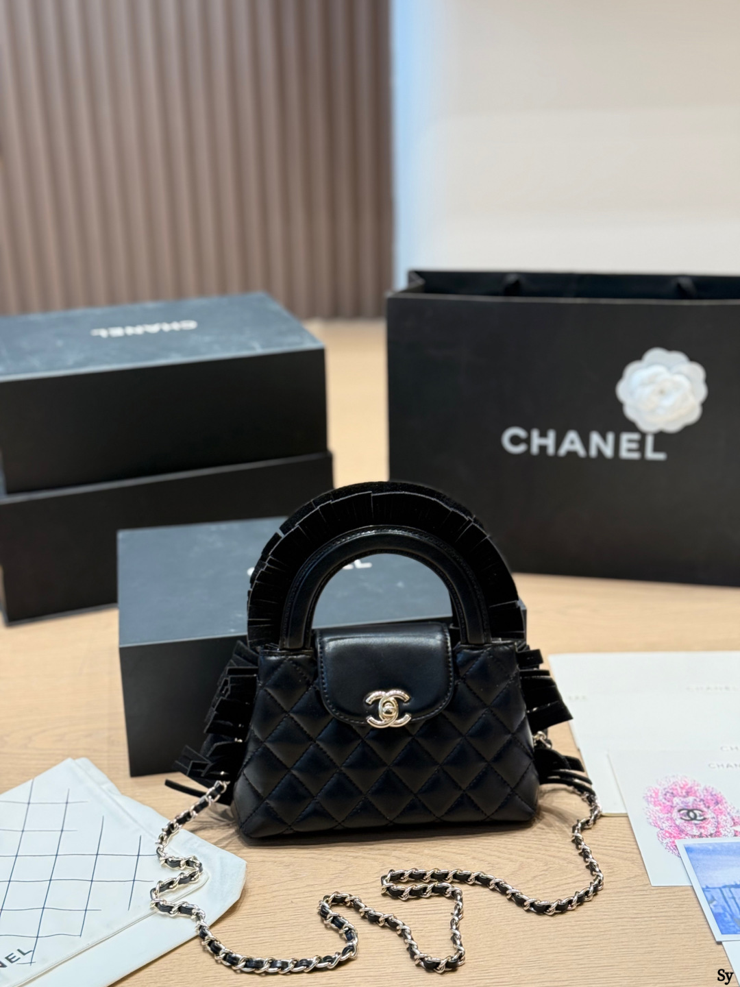Cowhide Version P270 | Chanel 25c Kelly Black Gold Handbag | Chanel 25c Kelly Black Gold Handbag, Shiny Calfskin + Classic Diamond Pattern, Retro And Fashionable. Metal Double C Buckle + Black Gold Chain, It Is Ok To Be Carried Cross-body, And Can Be Easily Worn For Daily Outings Or Dinners. The Size Is Just Right, It Can Hold Mobile Phones And Cosmetics, Practical And Exquisite The Oil-wax Leather Has A Unique Texture, Is Easy To Wrinkle But Has A Super Retro Atmosphere. It Can Be Matched In All Seasons. It Is A Must-have For Chanel Fans | Size 20 13cm