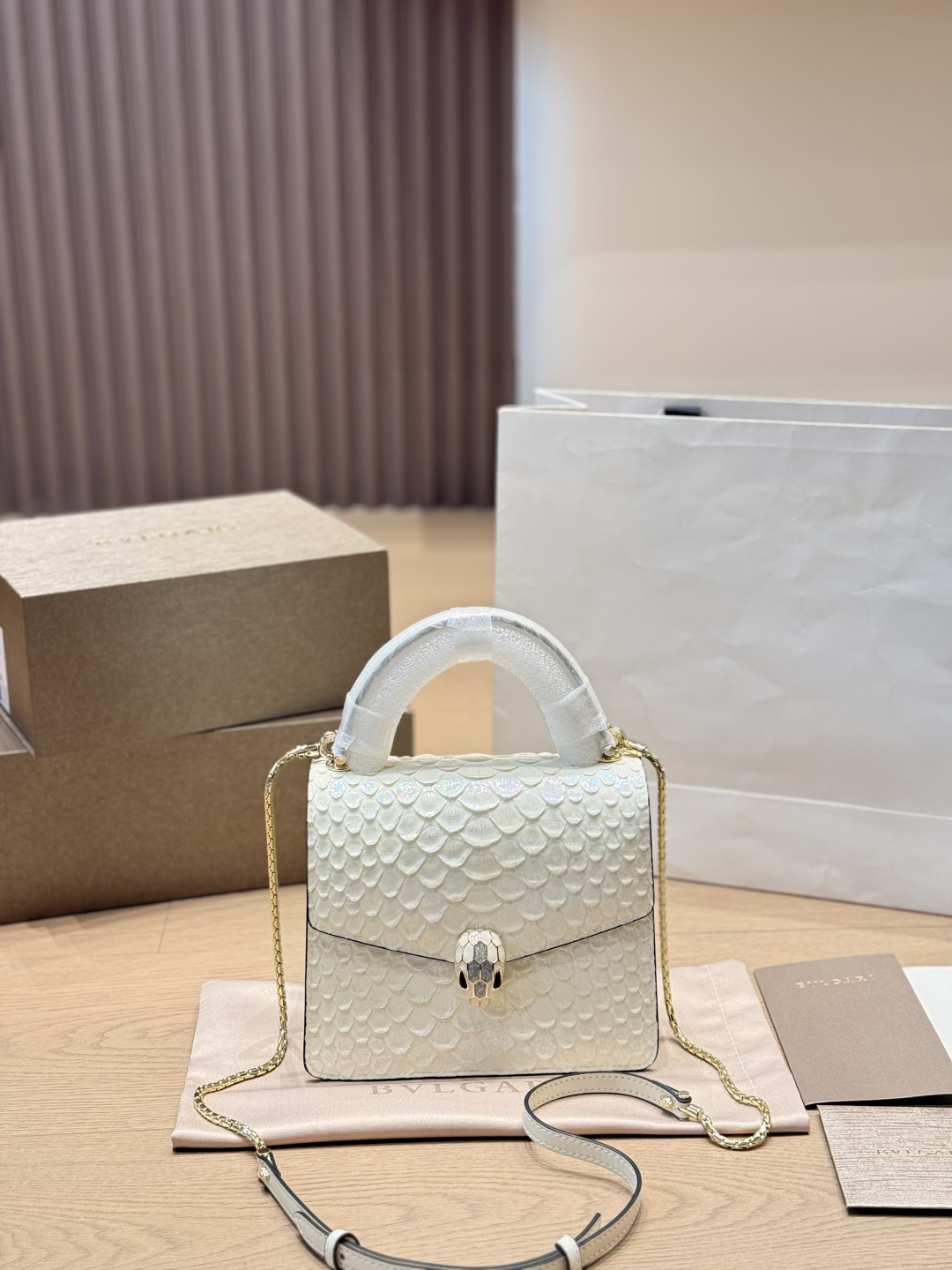 Versión original, piel rara, p300 BVLGARI bolso Serpenti Viper ✨ El bolso Serpenti Viper de BVLGARI, con piel…