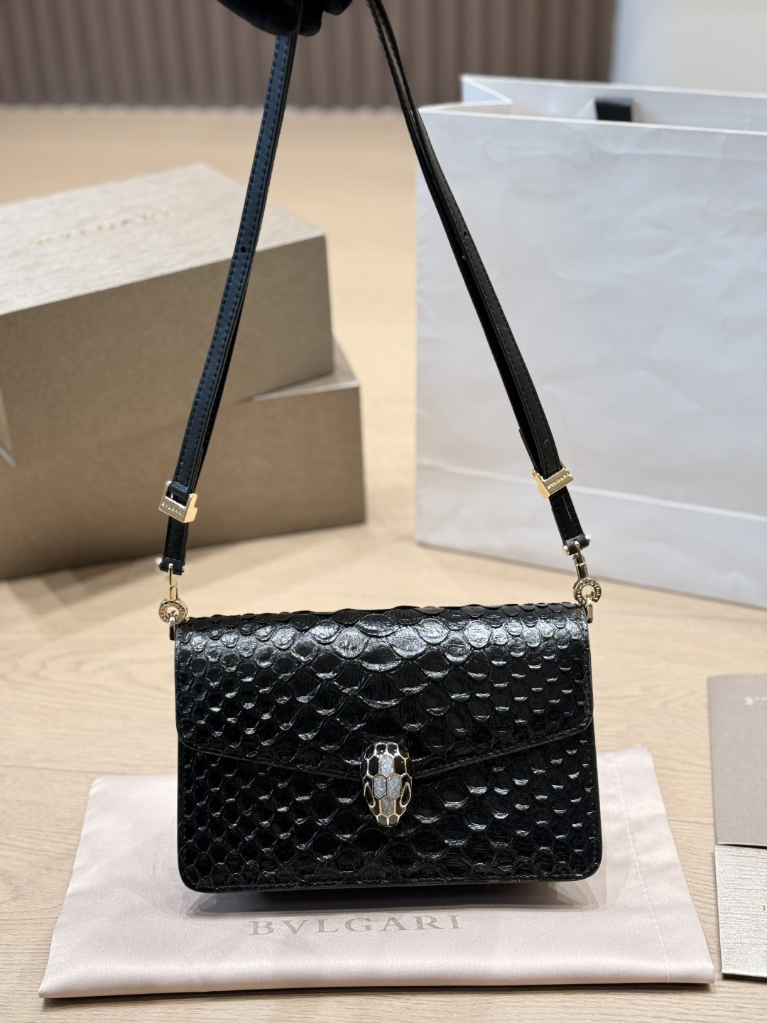 Versión original, piel rara, p250 BVLGARI bolso Serpenti Viper ✨ El bolso Serpenti Viper de BVLGARI, con piel…