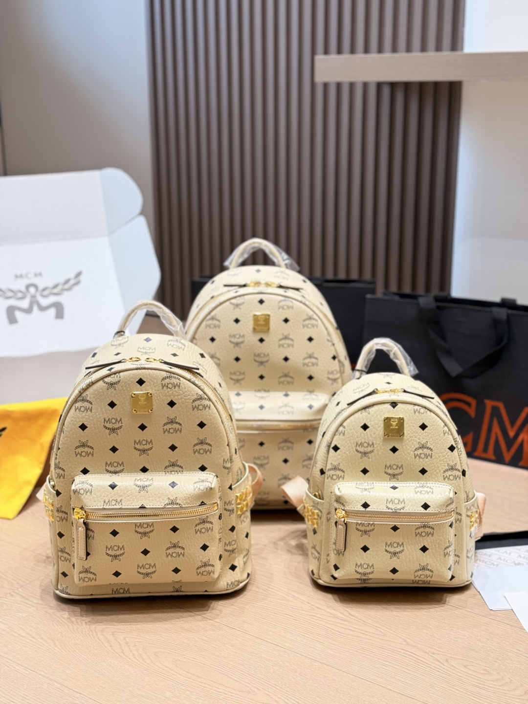 Réplica en piel de vaca p215/p205/p195 Mochila clásica MCM. La mochila clásica MCM, con lona recubierta de Vi…