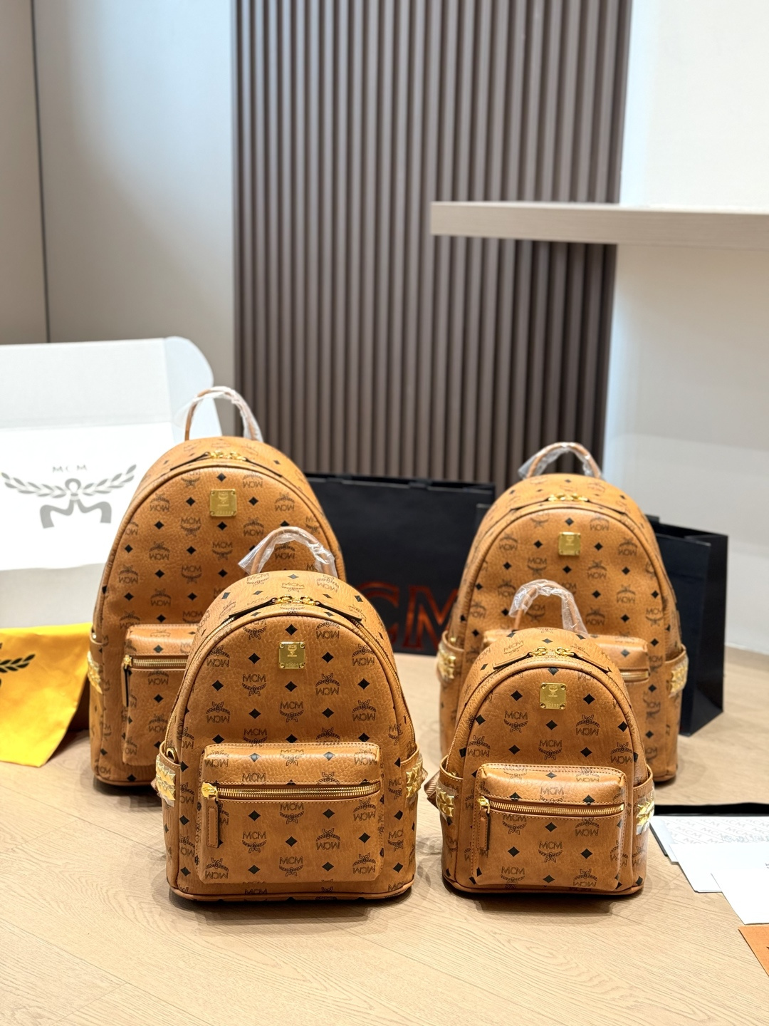 Réplica en piel de becerro p225/p215/p205/p195 Mochila clásica MCM Mochila clásica MCM, confeccionada en lona…