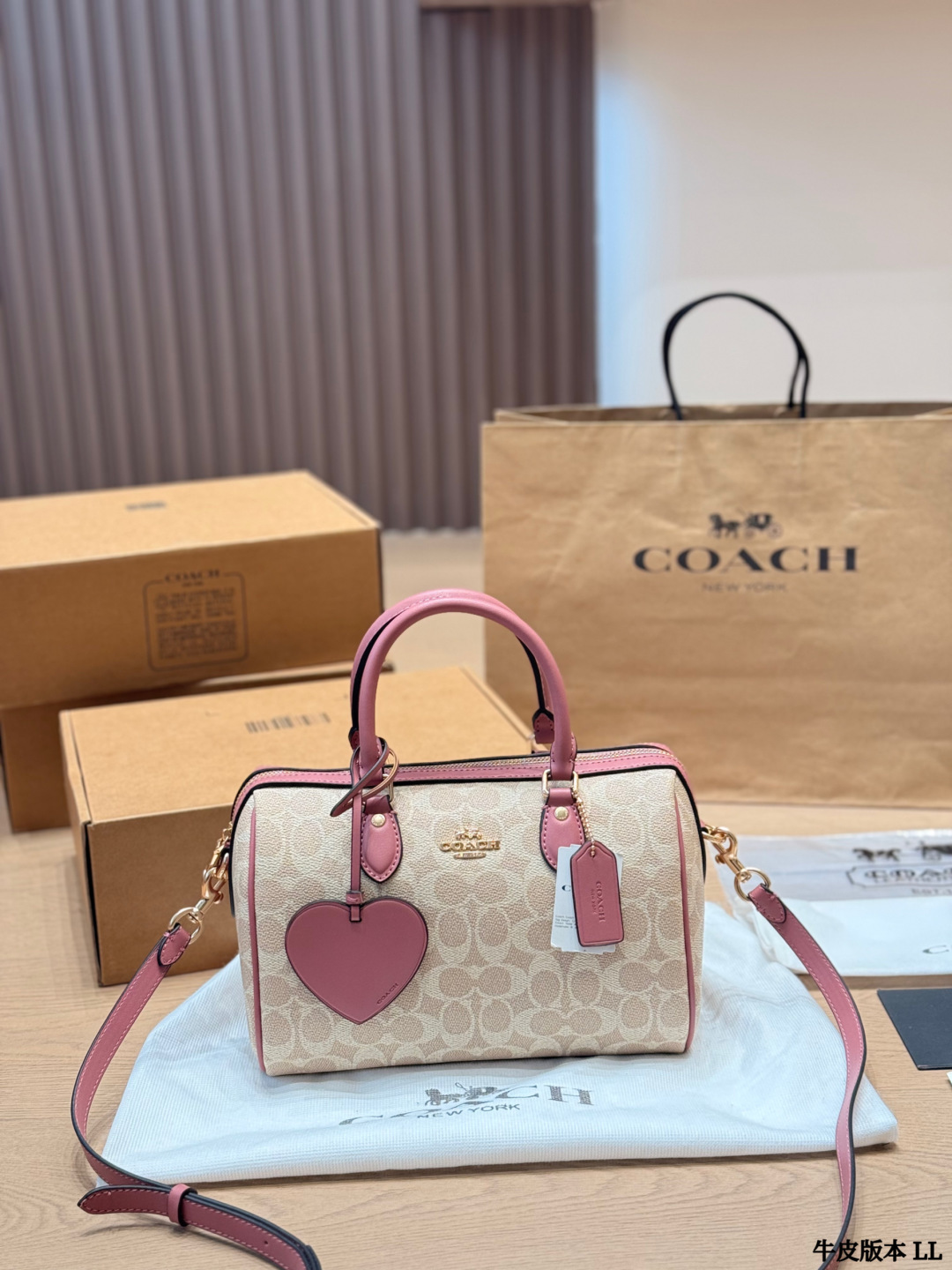 Versión en piel de vaca Coach Rowan nuevo modelo, original de Coach, bolso almohada, con herrajes originales YKK y tela…