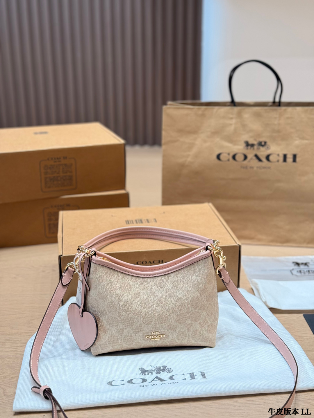 Versión en piel de vaca COACH | Laurel bolso vagabundo, la clásica bolsa luna de Coach, con más capacidad que una bolsa…