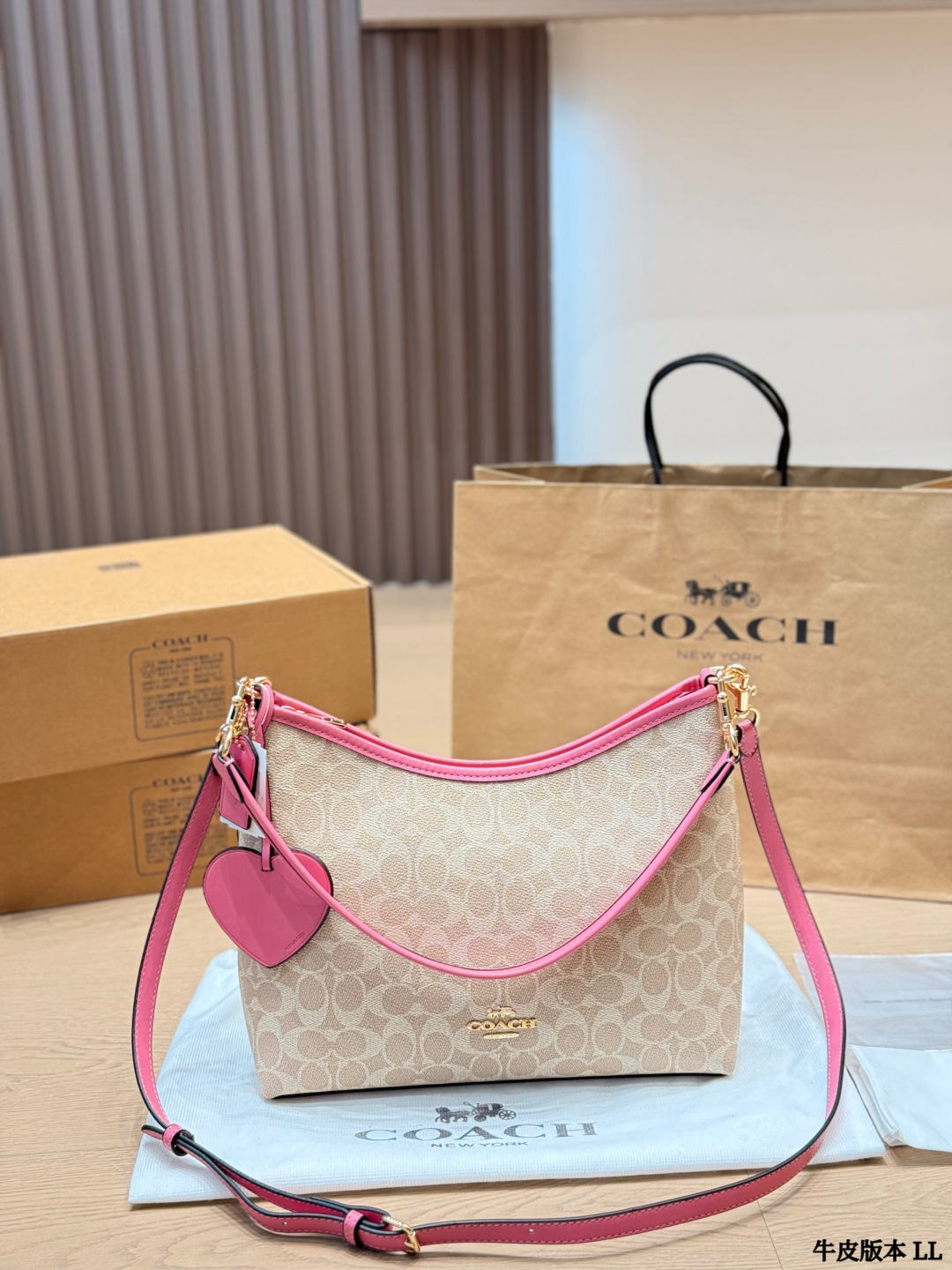 Versión en piel de vaca COACH ¡Nuevo! Bolso Laurel, el clásico bolso luna de Coach, con un poco más de capacidad que el…