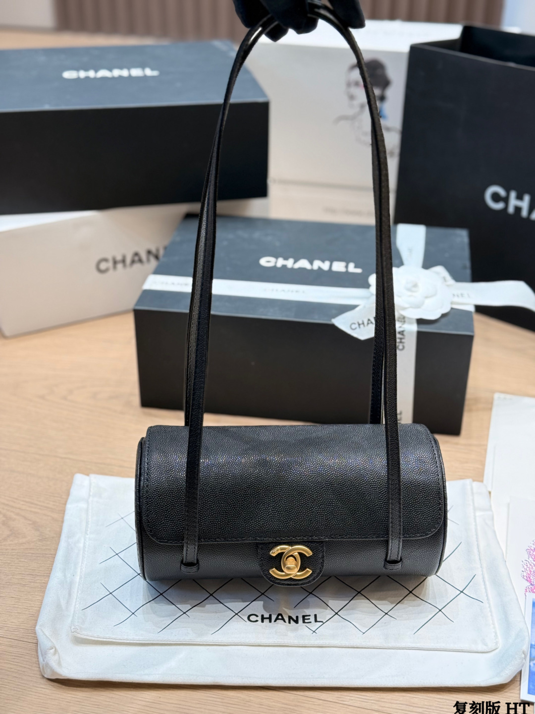 Re-engraved Version P375 | Chanel 26p Black Gold Cylinder Bag | Chanel 26p Preppy Coco Black Gold Cylinder Bag, Made Of Pebbled Cowhide Leather, Wear-resistant And High-end, The Golden Double C Logo Is Super Recognizable. Cylindrical Shape + Long Shoulder Strap, It Can Be Carried By Hand, On One Shoulder Or Cross-body, And Can Be Easily Carried On Commuting Or Dating The Capacity Is Moderate, And Even Mobile Phone Keys Can Be Accommodated. The Black And Gold Color Scheme Is Versatile, Retro And Fashionable. It Is The Same Model As Jennie's And Is A Popular Model In The Fashion Circle. It Is Practical And Has Collectible Value. It Is Really Worth Buying | Size 20 10cm