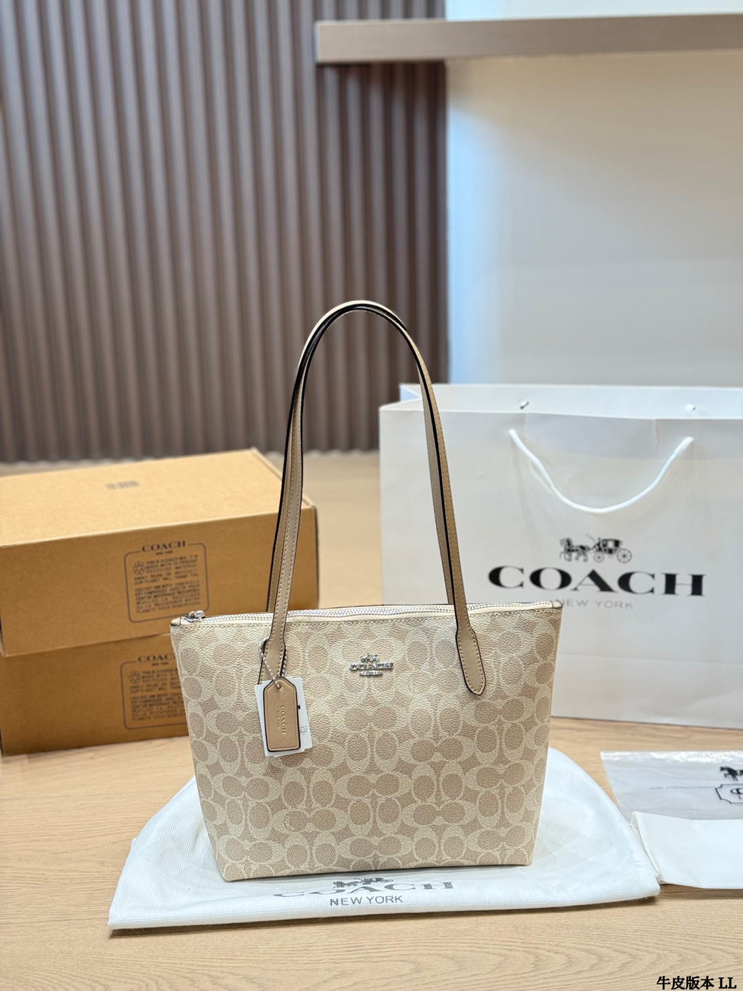 Versión en piel Coach City23 tote 👜COACH City23 tote color té con leche, material clásico PVC con estampado,…