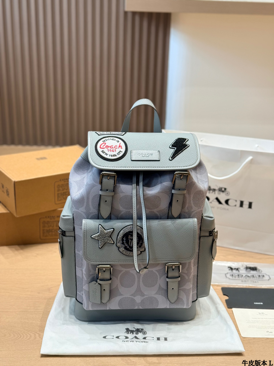 Versión en piel Mochila Coach con insignias 👜Esta mochila Coach con insignias, color gris azulado claro + es…