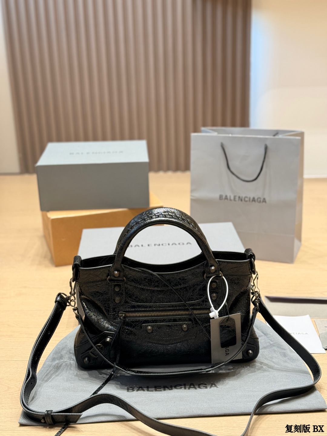 Cowhide P360 | Balenciaga Le City Black Silver Motorcycle Bag | Balenciaga Le City Black Silver Motorcycle Bag, Black Waxed Cowhide + Old Silver Rivets, Retro And Hardcore The Size Of The Small Size Is About 23×14.5×8.5cm, And It Can Be Carried As A Hand Or Crossbody. It Is Very Versatile For Commuting And Going Out. The Leather Surface Has A Natural Texture, Which Becomes More Textured With Use. It Has A Moderate Capacity And Can Easily Hold Daily Small Items. The Black And Silver Color Scheme Is Cool And Can Be Easily Worn In Either Sweet Or Street Style. It Is A Classic Model That Is Very Popular In The Fashion Circle