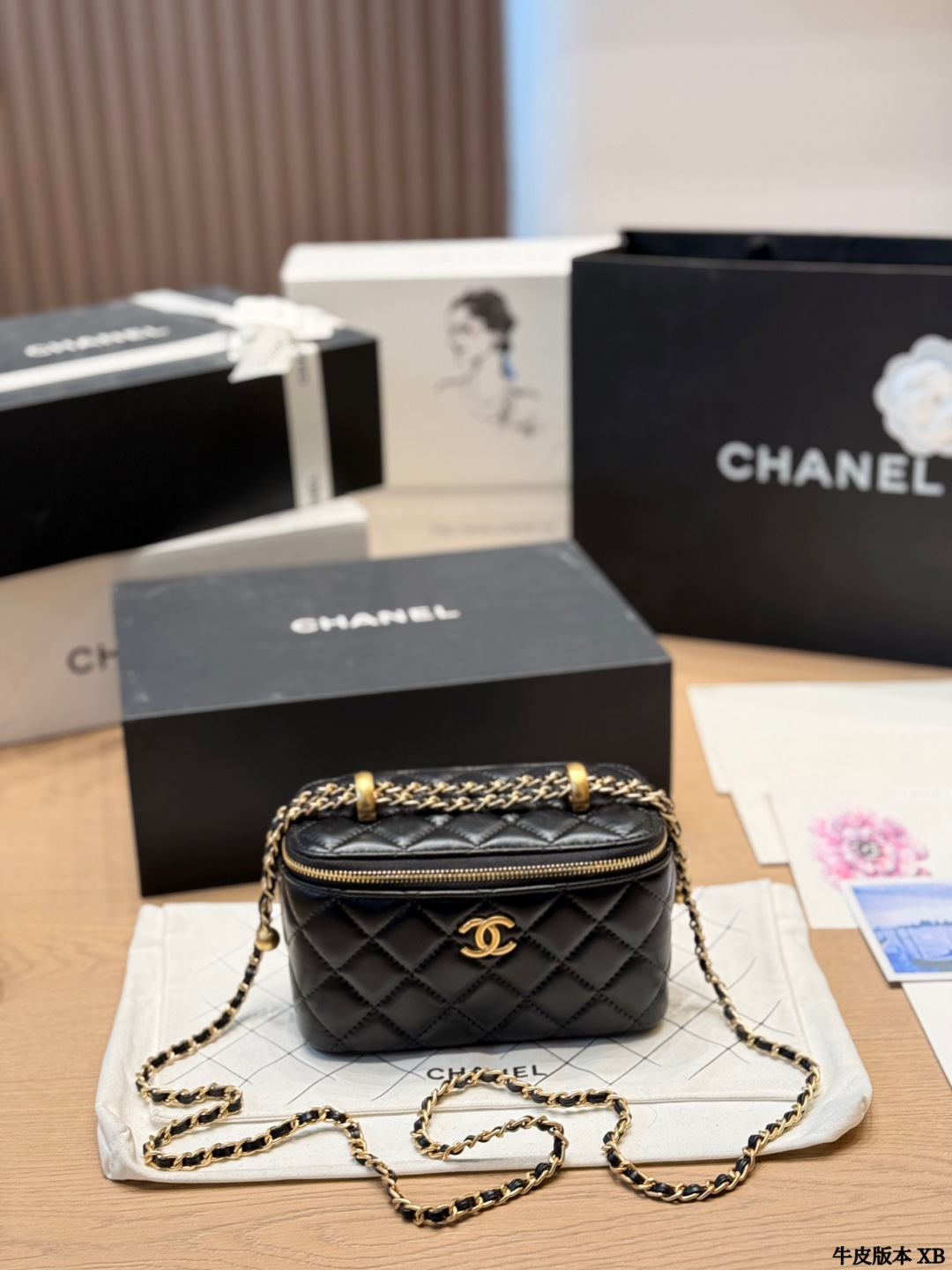 Cowhide Version P240 | Chanel Chanel Double Gold Ball Long Box Bag | Chanel Platinum Gold Ball Long Box Bag, Pebbled Cowhide + Classic Diamond Pattern, Gold Chain With Gold Ball Decoration, Elegant And Fashionable. The Size Is Moderate, Suitable For Daily Commuting And Going Out On The Street. It Can Easily Store Mobile Phones, Powder, And Lipstick. The Chain Can Be Worn On One Shoulder Or Across The Body, So It Can Be Worn With Any Outfit. The Platinum Color Scheme Is Super Textured, Practical And Beautiful. It Is One Of Chanel’s Most Popular Models | Size 17 10cm