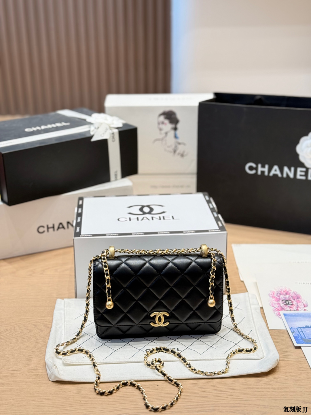 Re-engraved Version P233 | Chanel Chanel Double Gold Beads Woc Chain Bag | Chanel Double Gold Beads Woc Chain Bag, Black Gold Color + Glossy Calfskin, Classic Rhombus Pattern With Super Texture. The Chain Is Adjustable And Can Be Carried On One Shoulder, Across The Body, Or Under The Armpits, Making It Easy To Carry For Daily Outings Or Dinners. The Capacity Is Moderate And Can Hold Mobile Phones And Card Holders. The Double Gold Bead Design Is Very Recognizable, Retro And Fashionable. It Is A Chanel Seasonal Limited Edition. It Is Practical And Worth Collecting. A Must-have For Fashionistas | Size 19 12cm