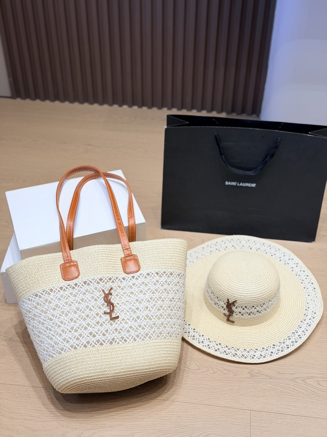 Straw P180 | Ysl Straw Hollow Tote Bag | Ysl Straw Hollow Tote Bag, Natural Straw + White Hollow Mesh, Brown Leather Shoulder Strap, Simple And Holiday-like. The Ysl Metal Logo On The Front Is Very Recognizable, And It Has A Large Capacity, So It Can Hold Your Belongings For Daily Commuting And Beach Vacations. Straw Is Light And Breathable, And Is Super Comfortable On The Back In Summer. Pair It With A Dress Or Casual Wear To Easily Get The Summer Atmosphere.