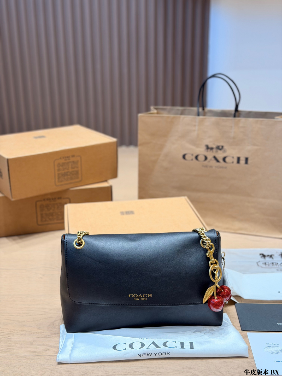 Cowhide Version P263 | Coach Chelsea Chain Bag​ | Coach Chelsea Chain Bag Is Made Of Soft Cowhide, Which Is Delicate And Durable To The Touch. The Maple Brown Tone Is Super Textured And Is A Great Addition For Autumn And Winter Matching. The Metal Chain Shoulder Strap Is Retro And Fashionable. The Length Is Just Right, And It Can Be Worn On One Shoulder Or Under The Armpit Size 30, Reasonable Space, Can Hold Mobile Phones, Card Holders, Cosmetics, Very Practical For Commuting And Going Out. The Simple And Elegant Design Is Versatile And Easy To Carry For Both Men And Women. It Is An Armpit Bag That Is Both Functional And Fashionable | Size 30 18cm