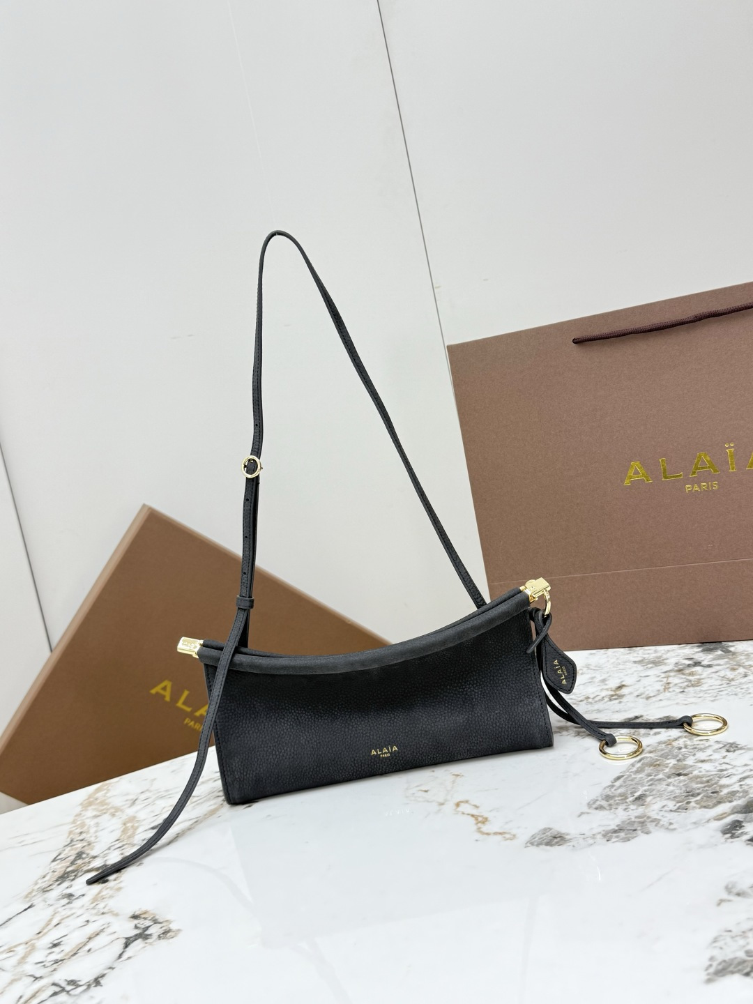 NO:741491,[Rose] Alaya (small frosted velvet) curved clip bag is now available!  LE CLICK bag is a new bag, designed to fit the body shape. With its smooth design and adjustable shoulder strap, the bag can be carried in a variety of ways. It can be carried on the shoulder, cross-body, one shoulder, or tied around the waist. The bag fits the curves of the body, like a hug shape, showing a pure line beauty. Whether it is carried cross-body or on the shoulder, it is super fashionable and special!  Model A1430 Dimensions Bottom length 25x Height 12x Width 8, Alaya19860909[玫瑰]阿莱亚（小号磨砂丝绒）弧形夹子包出货啦！LE CLICK 包袋 新款包包,贴合身形设计,包袋凭借流畅设计和可调节肩带,满足多种背法 一可肩背亦可斜挎可单肩,或系于腰间.包袋贴合身体曲线,宛如拥抱形态,展现出纯粹线条美感 无论斜挎还是单肩背都超级时髦又特别！ 型号A1430 尺寸底长25x高12x宽8,阿莱亚,Bag