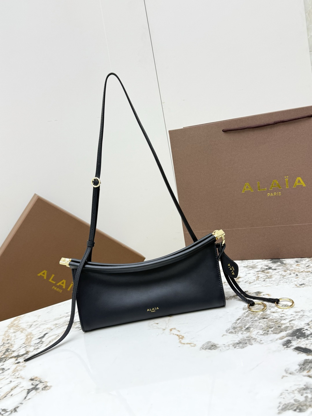 NO:741492,[Rose] Alaya (small plain) curved clip bag is now available!  LE CLICK bag is a new bag, designed to fit the body shape. With its smooth design and adjustable shoulder strap, the bag can be carried in a variety of ways. It can be carried on the shoulder, cross-body, one shoulder, or tied around the waist. The bag fits the curves of the body, like a hug shape, showing a pure line beauty. Whether it is carried cross-body or on the shoulder, it is super fashionable and special!  Model A1430 Dimensions Bottom length 25x Height 12x Width 8, Alaya19860909[玫瑰]阿莱亚（小号平纹）弧形夹子包出货啦！LE CLICK 包袋 新款包包,贴合身形设计,包袋凭借流畅设计和可调节肩带,满足多种背法 一可肩背亦可斜挎可单肩,或系于腰间.包袋贴合身体曲线,宛如拥抱形态,展现出纯粹线条美感 无论斜挎还是单肩背都超级时髦又特别！ 型号A1430 尺寸底长25x高12x宽8,阿莱亚,Bag