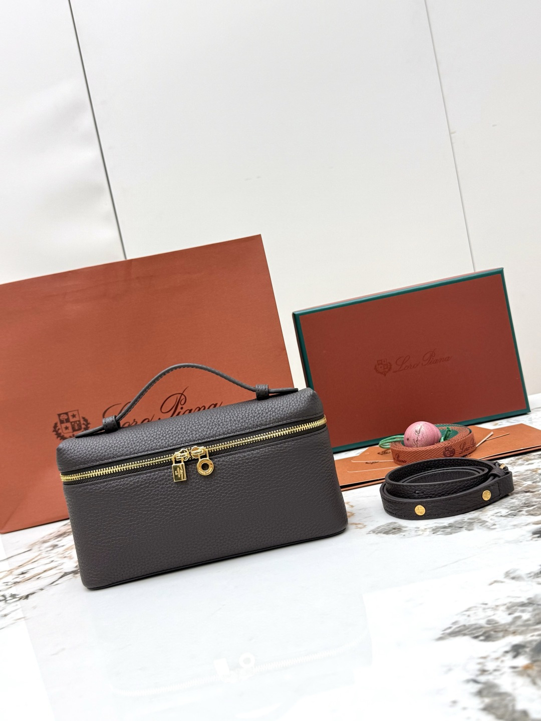 NO:741496,[Rose] (Gold buckle) LP top quality goods picture full set packaging Loro piana Extra Pocket  L19 clutch lunch box bag, can be carried hand-held, on one shoulder or cross-body [coffee] The large bag body is made of imported pebbled calfskin, the wide opening pouch is made of butter-soft calfskin, the interior is matched with lambskin, and it comes with a detachable shoulder strap, which can be created  Versatile mini bag, two-way zipper closure, all-steel gold buckle hardware, perfect details, matched with MyCharms accessories. Main material: cow leather lining: sheep leather [strong][strong][strong] Dimensions: length 19x width 6.5x height 11cm!  ,LP,loro piana,loro piana,mini bags,handbag,cowhide,sheepskin19860909[玫瑰]（金扣）LP顶级货配图片全套包装Loro piana Extra Pocket L19手拿包饭盒包,可手提可单肩可斜挎[咖啡]大面包身才用进口荔枝纹小牛皮,宽开口小袋采用如黄油般柔软的小牛皮打造,内里搭配小羊皮,随附可拆卸肩带,可打造出百搭迷你包袋,双向拉链开合,全钢金扣五金,细节完美,搭配MyCharms饰物主体材质:牛皮革里料:羊皮革[强][强][强]尺寸长19x宽6.5x高11cm！,LP,loro piana,loro piana,mini bags,handbag,cowhide,sheepskin,Bag