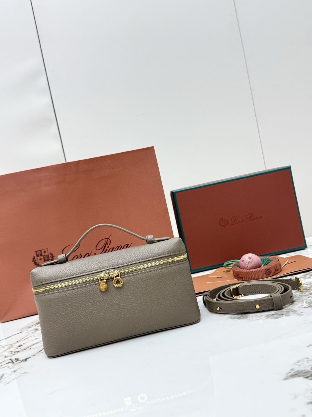 NO:741495,[Rose] (Gold buckle) LP top quality goods picture full set packaging Loro piana Extra Pocket  L19 clutch lunch box bag, can be carried hand-held, on one shoulder or cross-body [coffee] The large bag body is made of imported pebbled calfskin, the wide opening pouch is made of butter-soft calfskin, the interior is matched with lambskin, and it comes with a detachable shoulder strap, which can be created  Versatile mini bag, two-way zipper closure, all-steel gold buckle hardware, perfect details, matched with MyCharms accessories. Main material: cow leather lining: sheep leather [strong][strong][strong] Dimensions: length 19x width 6.5x height 11cm!  ,LP,loro piana,loro piana,mini bags,handbag,cowhide,sheepskin19860909[玫瑰]（金扣）LP顶级货配图片全套包装Loro piana Extra Pocket L19手拿包饭盒包,可手提可单肩可斜挎[咖啡]大面包身才用进口荔枝纹小牛皮,宽开口小袋采用如黄油般柔软的小牛皮打造,内里搭配小羊皮,随附可拆卸肩带,可打造出百搭迷你包袋,双向拉链开合,全钢金扣五金,细节完美,搭配MyCharms饰物主体材质:牛皮革里料:羊皮革[强][强][强]尺寸长19x宽6.5x高11cm！,LP,loro piana,loro piana,mini bags,handbag,cowhide,sheepskin,Bag