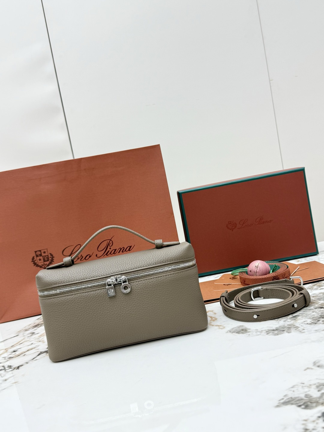 NO:741497,[Rose] (Silver Buckle) LP top quality goods picture complete package Loro piana Extra Pocket  L19 clutch lunch box bag, can be carried hand-held, on one shoulder or cross-body [coffee] The large bag body is made of imported pebbled calfskin, the wide opening pouch is made of butter-soft calfskin, the interior is matched with lambskin, and it comes with a detachable shoulder strap, which can be used to create hundreds of styles  Comes with a mini bag, two-way zipper closure, top-grade all-steel silver buckle hardware, perfect details, matched with MyCharms accessories. Main material: cow leather lining: sheep leather [strong][strong][strong] Dimensions: length 19x width 6.5x height 11cm!  ,LP,loro piana,loro piana,mini bags,handbag,cowhide,sheepskin19860909[玫瑰]（银扣）LP顶级货配图片全套包装Loro piana Extra Pocket L19手拿包饭盒包,可手提可单肩可斜挎[咖啡]大面包身才用进口荔枝纹小牛皮,宽开口小袋采用如黄油般柔软的小牛皮打造,内里搭配小羊皮,随附可拆卸肩带,可打造出百搭迷你包袋,双向拉链开合,顶级全钢银扣五金,细节完美,搭配MyCharms饰物主体材质:牛皮革里料:羊皮革[强][强][强]尺寸长19x宽6.5x高11cm！,LP,loro piana,loro piana,mini bags,handbag,cowhide,sheepskin,Bag