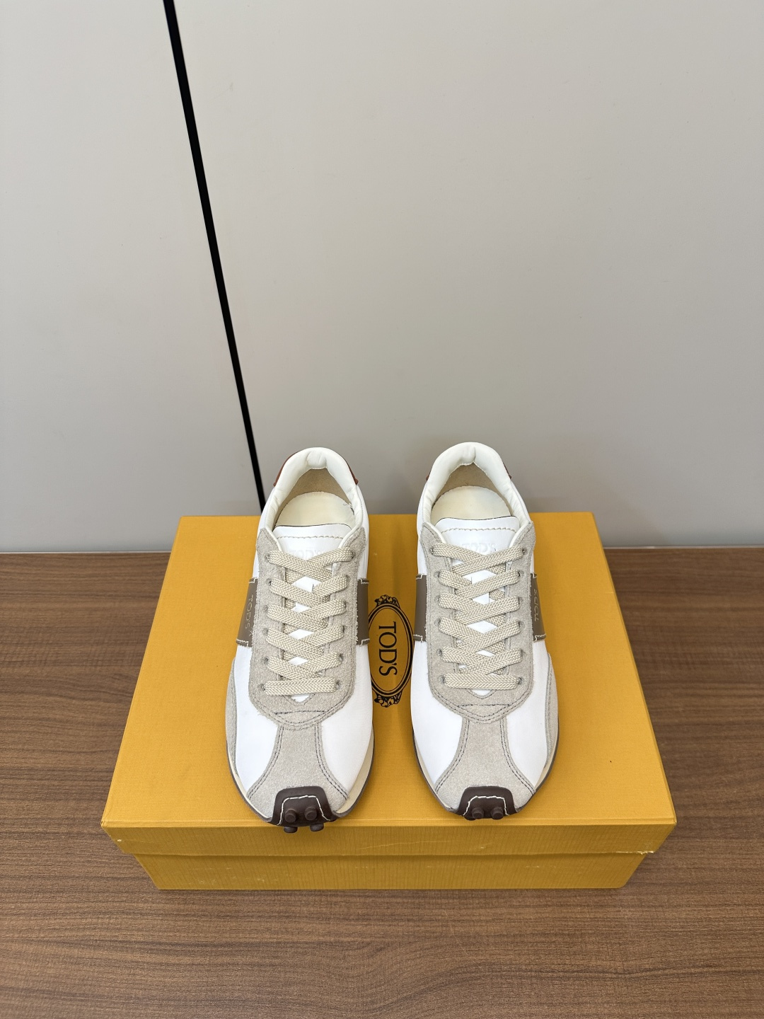 NO:129702,Tods-Todds 25 early spring new casual sports shoes Forrest Gump shoes P cloth leather This is really worth mentioning. The shoes are very good and the feet are very light. The whole pair of shoes are very particular, and the fabric is also visible to the naked eye. You have to feel good shoes by yourself!  Contrast color matching has more fashionable elements, this one looks more atmospheric and high-end to give people a more stable feeling, high-quality fabric with a nirong cloth, Neri sheepskin, size 35-40 (40 customized), casual shoes/sports shoes, Tod's, sneakers, sheepskin19860909Tods-托德斯25早春新品休闲运动鞋 阿甘鞋P布面皮面 这款真的是太值得一提了,鞋子鞋型很好而且上脚非常轻便,整双鞋子总之非常讲究,面料也是肉眼可见的柔软细腻,好鞋要自己上脚感受！ 撞色配色搭配更具时尚元素,这一款看起来更大气也比较高级给人以更加稳重的感觉, 面料优质反毛皮拼接尼戎布 内里羊皮内里 码数35-40（40定做）,休闲鞋/运动鞋,Tod's,sneakers,sheepskin,Women's Shoes