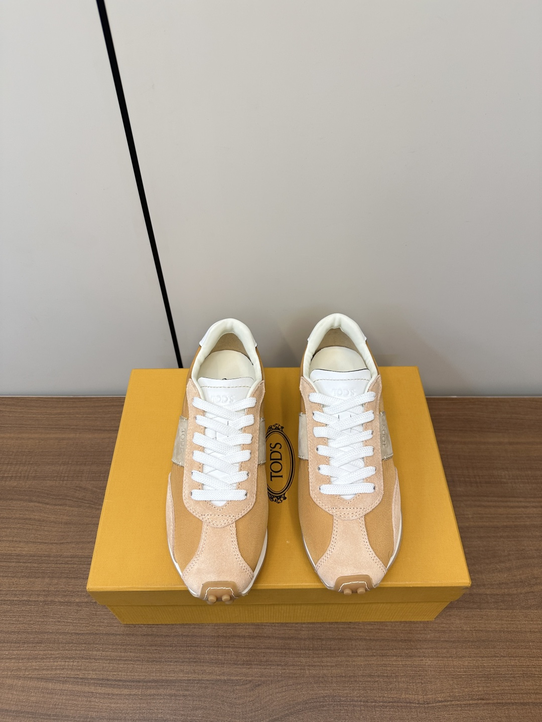 NO:129706,Tods-Todds 25 early spring new casual sports shoes Forrest Gump shoes This model is really worth mentioning. The shoes are very good in shape and are very light in the foot. The whole pair of shoes is very particular, and the fabric is also visible to the naked eye. You have to feel good shoes by yourself!  Contrast color matching has more fashionable elements, this one looks more atmospheric and high-end to give people a more stable feeling, high-quality fabric with a nirong cloth, Neri sheepskin, size 35-40 (40 custom made, casual shoes/sports shoes, Tod's, sneakers, sheepskin19860909Tods-托德斯25早春新品休闲运动鞋 阿甘鞋 这款真的是太值得一提了,鞋子鞋型很好而且上脚非常轻便,整双鞋子总之非常讲究,面料也是肉眼可见的柔软细腻,好鞋要自己上脚感受！ 撞色配色搭配更具时尚元素,这一款看起来更大气也比较高级给人以更加稳重的感觉, 面料优质反毛皮拼接尼戎布 内里羊皮内里 码数35-40（40定做,休闲鞋/运动鞋,Tod's,sneakers,sheepskin,Women's Shoes