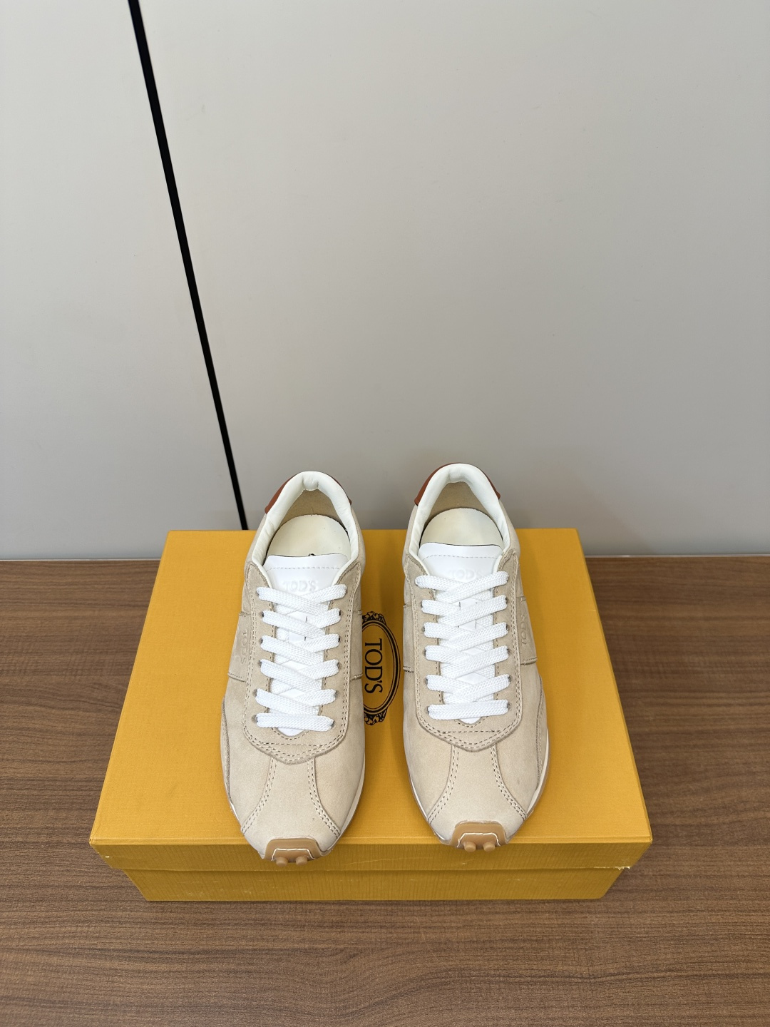 NO:129710,Tods-Todds 25 early spring new casual sports shoes Forrest Gump shoes This model is really worth mentioning. The shoes are very good in shape and are very light in the foot. The whole pair of shoes is very particular, and the fabric is also visible to the naked eye. You have to feel good shoes by yourself!  The contrasting color matching is more fashionable. This one looks more atmospheric and high-end to give people a more stable feeling. The fabric is high-quality beef ridge skin!  Neil sheepskin Neil size 35-40 (40 custom made, casual shoes/sports shoes, Tod's, sneakers, sheepskin19860909Tods-托德斯25早春新品休闲运动鞋 阿甘鞋 这款真的是太值得一提了,鞋子鞋型很好而且上脚非常轻便,整双鞋子总之非常讲究,面料也是肉眼可见的柔软细腻,好鞋要自己上脚感受！ 撞色配色搭配更具时尚元素,这一款看起来更大气也比较高级给人以更加稳重的感觉, 面料优质牛脊皮！ 内里羊皮内里 码数35-40（40定做,休闲鞋/运动鞋,Tod's,sneakers,sheepskin,Women's Shoes