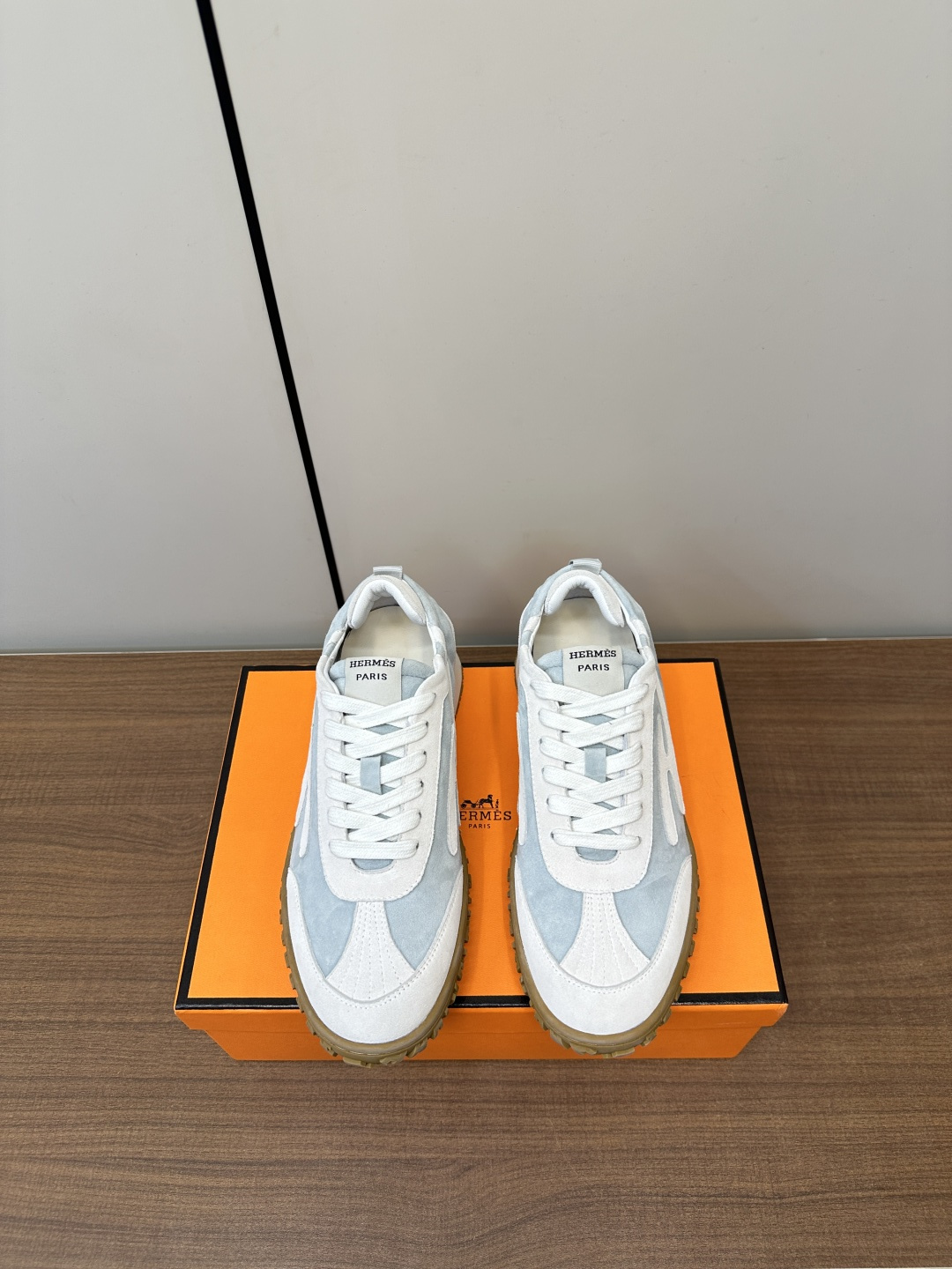 NO:172193,Hermès/Hermès New style retro and fashionable Forrest Gundo training shoes color block design girlish style retro fashion simple and high-end casual matching very light and comfortable on the feet suede/cowhide inner cowhide outsole original TR molded outsole/real leather edge strip Size 35-39 (40.41 fixed) Original packaging, casual shoes/sports shoes, hermes, hermes, sneakers, cowhide, chamois leather19860909Hermès/爱马仕 新款 复古时尚阿甘德训鞋 拼色设计少女风 复古时尚 简约高级 随意搭配 上脚非常轻便舒适 鞋面麂皮/牛皮 内里牛皮 大底原版TR成型大底/真皮沿条 码数35-39（40.41定） 原版包装,休闲鞋/运动鞋,hermes,hermes,sneakers,cowhide,chamois leather,Women's Shoes