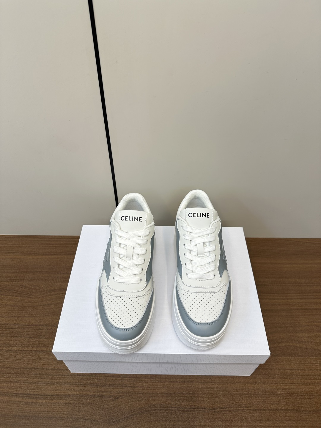 NO:172199,25ss Silin's new thick-soled bread white shoes are launched with a new color scheme. The overall design is simple and classic color scheme. The CELINE HOMME CELINE new TRAINER series that can be closed. The street pace is CELINE brand new. The iconic CELINE Arc de Triomphe logo embroidered shoes tongue pattern decoration. Fabric calfskin contrast splicing. Inner breathable net. The original rubber outsole size 35-40 (customized for 40, 41), casual shoes/sports shoes, celine, sneakers, cowhide1986090925ss思琳新款厚底面包小白鞋 火爆推出新的配色版型 整体设计简约和经典配色 可以闭眼入的那种CELINE HOMME CELINE全新TRAINER系列 诠释街头步调CELINE思琳全新 标志性CELINE 凯旋门标志刺绣鞋舌图案装饰 面料小牛皮撞色拼接 内里透气网 大底原版橡胶大底 码数35-40（40、41订做）,休闲鞋/运动鞋,celine,sneakers,cowhide,Women's Shoes