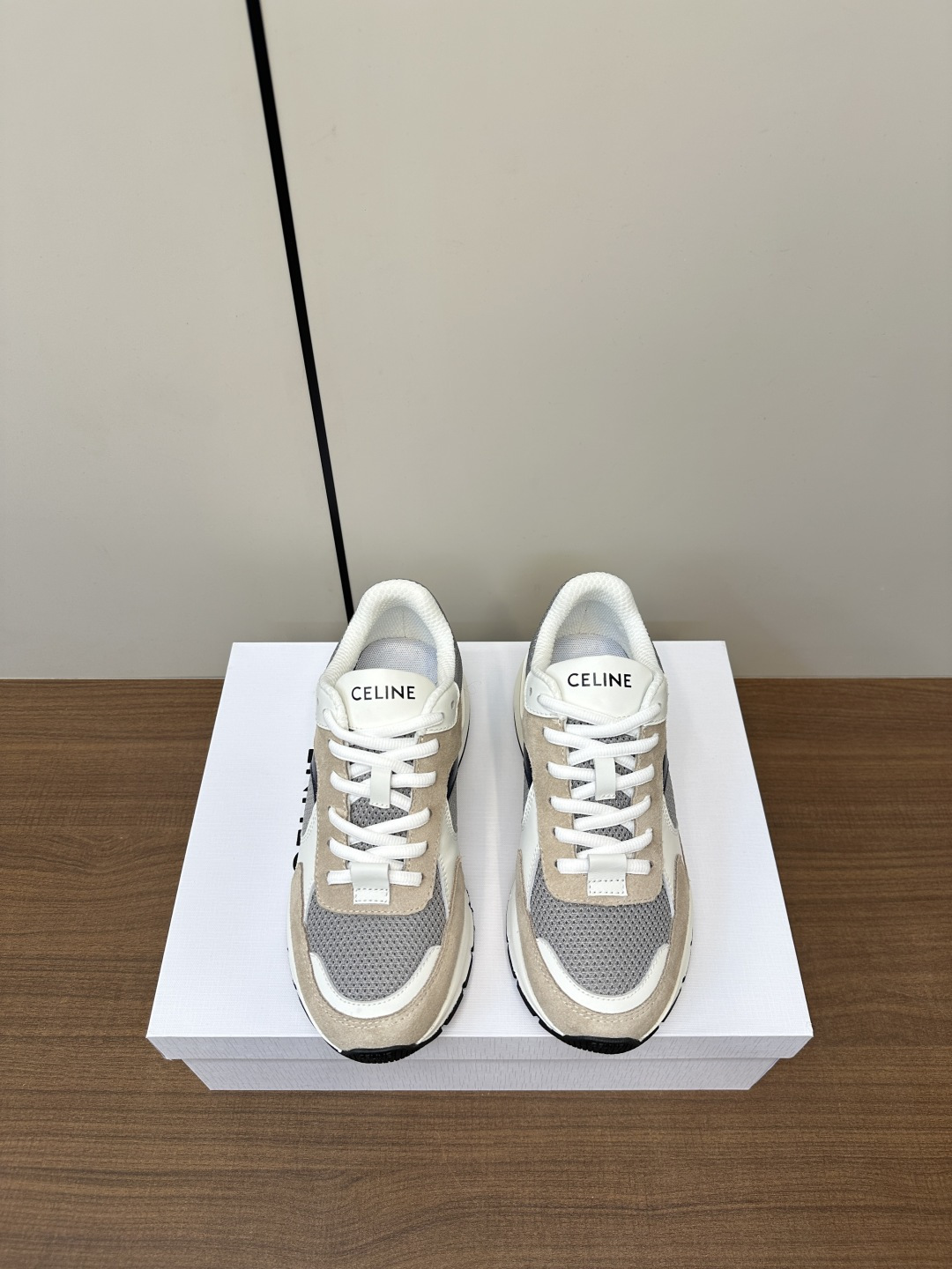 NO:172155,CELINE RUNNER CR-03 sneakers purchased the original 1-to-1 development. The tongue and back top of the shoe are decorated with CELINE logo on the side of the sneaker. The CR-03-shaped shoe has CELINE logo on the back top and side of the shoe!  Fabric calfskin splicing mesh inner fabric inner lining, original development rubber sole size 35-39 (40 customized), casual shoes/sports shoes, celine, sneakers, cowhide19860909CELINE RUNNER 思琳CR-03运动鞋 购入原版1比1开发 鞋舌和鞋后帮饰有CELINE标志运动鞋侧面凹印 CR-03字样鞋后帮和侧面压印CELINE标志！ 面料小牛皮拼接网布 内里织物内里 大底原版开发橡胶底 码数35-39(40定做),休闲鞋/运动鞋,celine,sneakers,cowhide,Women's Shoes