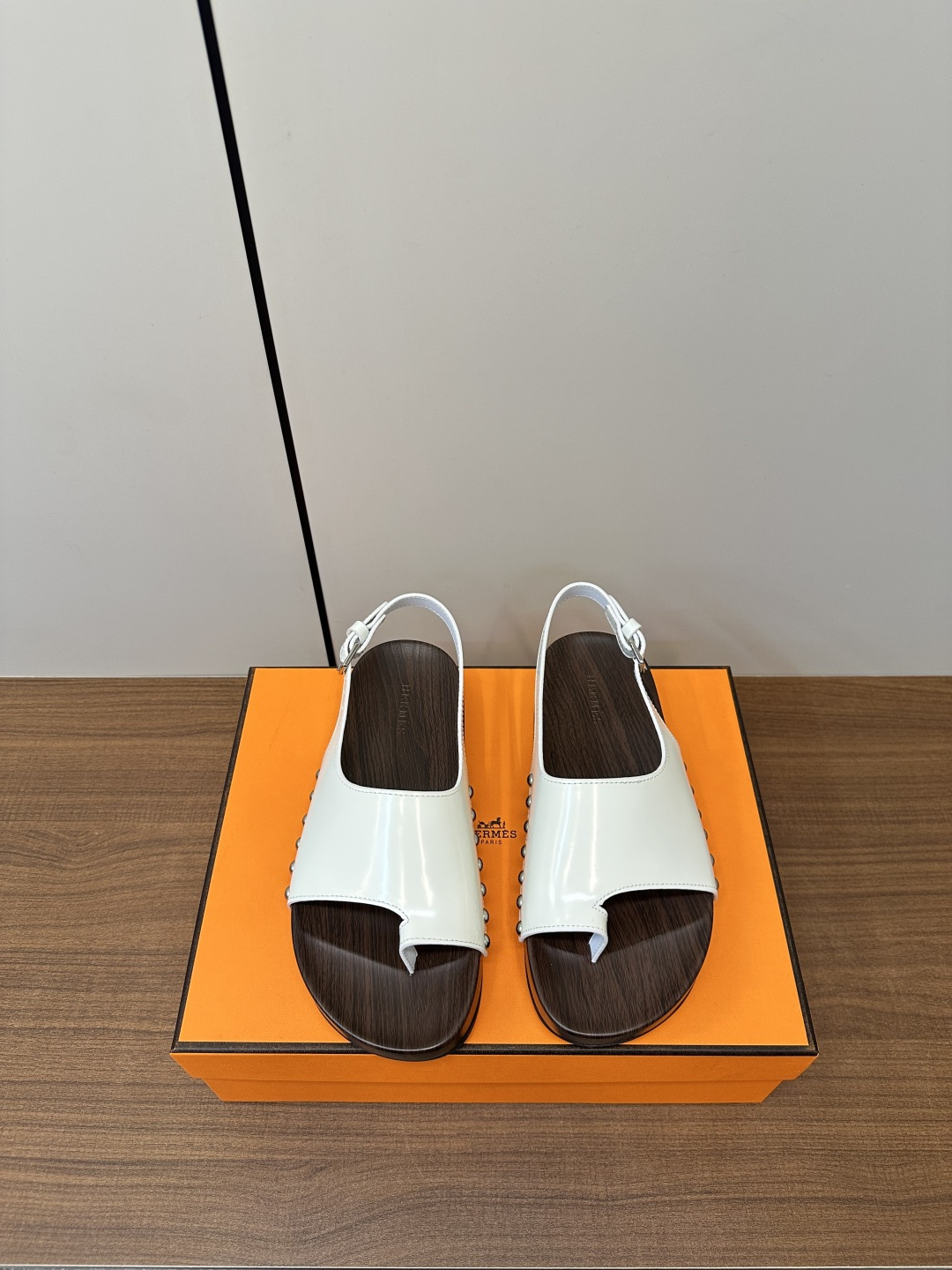 NO:172163,HERMES H Home New Style Wooden Second Uncle Slippers Sandals Hermes Second Uncle Slippers, which are as popular as a cheat on the entire network, are still very popular. Fashion bloggers from major platforms have a pair of them. I also keep a pair of them. The slippers with the highest attendance rate in spring and summer are super invincible and comfortable on their feet. Slippers that can be worn ~ Adjustable elastic Velcro design fits the feet and does not pick the feet!  Sisters with wide insteps can also feel at ease. Imported calfskin patent leather upper, leather, lambskin inner, super comfortable foot feeling. Plated rivets are set into the shoe body, elegant and rebellious. Black rubber inlaid with dark wood sole, simple and smooth design, creating a comfortable and casual look. size35-39 (40, 41 custom made without return or exchange), sandals, hermes, hermes, sandals, slippers, cowhide, sheepskin19860909HERMES 爱马仕 H家新款 木履二舅拖鞋 凉鞋 一上市像开挂一样火爆全网的Hermes 二舅拖鞋 至今也非常受大家的喜爱 各大平台的时尚博主人手一双 我自己也自留了一双 春夏穿搭出勤率最高的拖鞋上脚超级无敌舒服 可以暴走的拖鞋~ 可调节松紧魔术贴设计 贴合脚部 不挑脚型！宽脚背的姐妹也可放心冲 进口小牛皮漆皮鞋面 皮质绝绝子 小羊皮内里 脚感超舒适 镀把铆钉镶进鞋身,优雅中带着叛逆的心.黑色橡胶嵌饰深色木质鞋底,设计简约流畅,打造舒适休闲造型. size35-39（40、41订做不退换）,凉鞋,hermes,hermes,sandals,slippers,cowhide,sheepskin,Women's Shoes