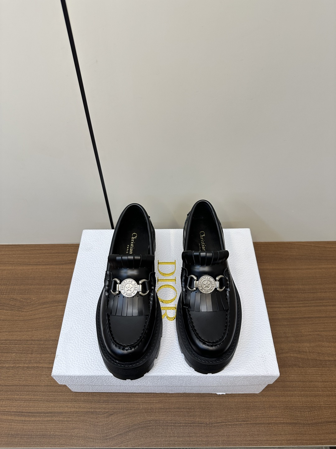 NO:172169,#2025 New early spring tassel hardware buckle loafers P The loafers you want at a glance #simple and generous ‘low-key and luxurious!  Paired with the eye-catching Chanristian Dior logo buckle #very high-end, comfortable and beautiful to wear #you can wear it in spring, summer, autumn and winter!  The upper is imported with beaded cowhide, the inner water dyed cowhide, the sole is rubber foamed, high elastic and lightweight!  size35-40 (40, 41 customized), loafers, chanel, dior, loafers, cowhide19860909#2025 早春新款流苏五金扣乐福鞋Ｐ 一眼就想要的乐福鞋#简单大方‘低调奢华！ 配上醒目的Chanristian Dior标志扣#非常高级 穿着舒适好看而且好搭配#春夏秋冬都以穿！ 鞋面进口开边珠牛皮 内里水染牛皮 鞋底橡胶发泡大底、高弹轻便！ size35-40（40、41订做）,乐福鞋,chanel,dior,loafers,cowhide,Women's Shoes