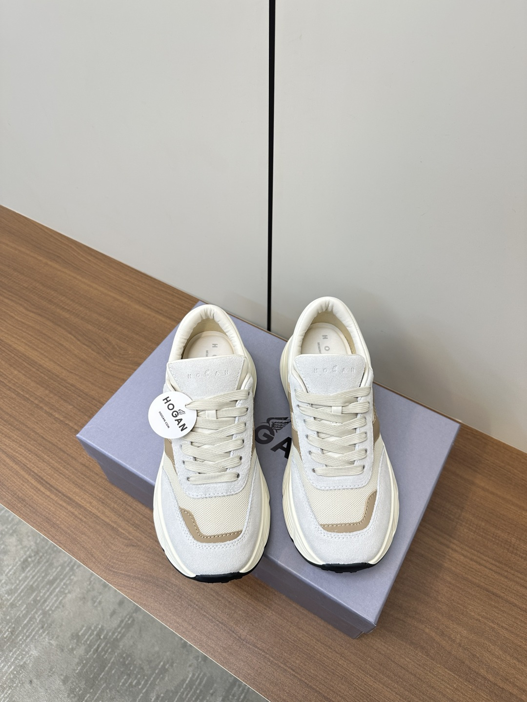 NO:165110,HOGAN Couple casual and fashionable thick-soled bread shoes dad shoes (men's size) Super hot products from European and American celebrities Too many celebrities wear the exclusive mold of foam sole is very expensive. The upper is original customized fine-line cowhide (very soft, instantly sold out) inner layer calfskin, large sole original foam sole, super comfortable height about 4cm, size number of women's size 35-40, men's size 39-45 (for women 40, men's 45 customized), dad shoes, cowhide19860909HOGAN 情侣款休闲时尚厚底面包鞋老爹鞋（男码） 欧美明星的超级爆款 太多明星穿了 发泡底的独家模具是非常非常贵的 鞋面原版定制细纹牛皮 (非常柔软 秒杀市面)内里头层小牛皮 大底原版发泡底 超级舒服 高度约4cm 码数女码35-40、男码39-45（女40、男45订做）,老爹鞋,cowhide,Women's Shoes