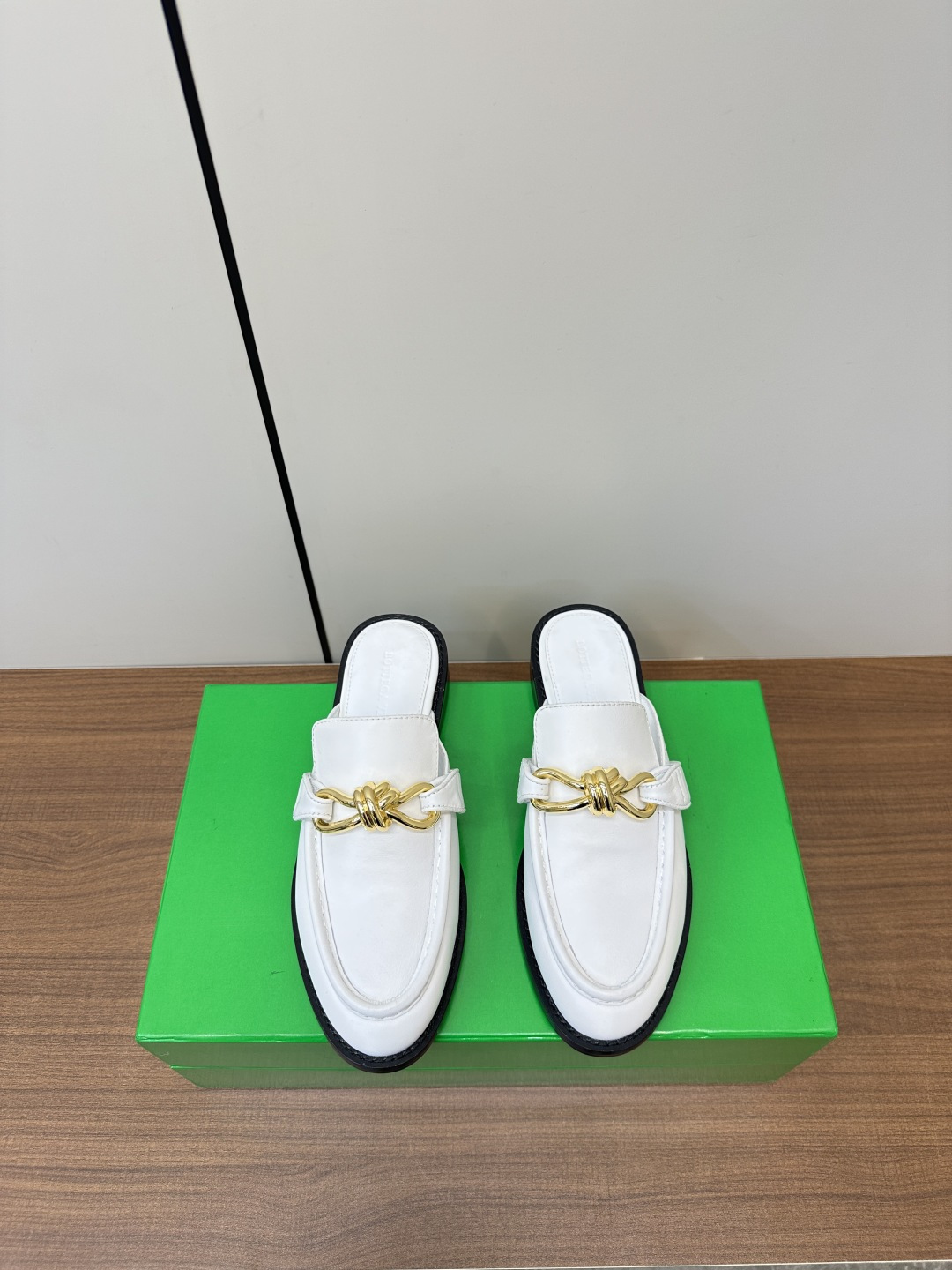 NO:165078,Bottega Veneta 25 early spring new bow muller slippers Bottega Veneta 24AW early autumn new product iconic metal texture knots Old Qian style is well-controlled, exquisite flat sole design is never sloppy, durable and comfortable, upper material is made of calf leather the same as the original version, the material is soft and smooth, hand-sewn and zippered after the zipper is opened and closed, sexy and comfortable hand sewing process, the foot pad is selected with original color cow batch inner comfort high-end nailed sole, the original consistent leather sole, benchmarking and matching version, hot melt adhesive fixed toe, heel, easy to rebound and not deformed, size 35-39 (40.41 fixed), semi-torque, bottega Veneta, slippers, cowhide, Leather soles19860909Bottega Veneta 25早春新品蝴蝶结穆勒拖鞋 Bottega Veneta 24AW早秋新品标志性金属质感绳结 老钱风拿捏的妥妥的 精致平底用心设计 绝不马虎 耐穿舒适 鞋面材质选用同原版的小牛皮 材质柔软顺滑,手工缝制后拉链开合设计 性感舒适手工缝制工艺 垫脚内里选用原色牛批内里舒适高端打钉大底选用原版一致真皮大底 对标对版  采用热熔胶定型鞋头 后跟 易回弹不变形 码数35-39（40.41定）,半拖,bottega veneta,slippers,cowhide,Leather soles,Women's Shoes