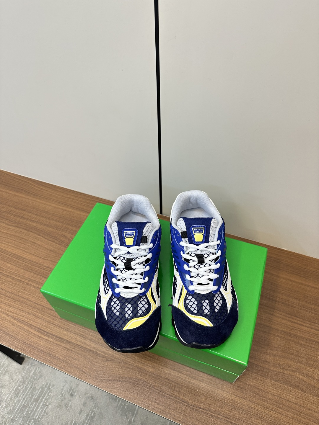 NO:235107,10 BV top version Orbit sneakers Wang Yibo Same style couple dad shoes Runner sneakers, using lightweight technology mesh fabric. Matched with geometric patterns, rubber outsole. Observe the bagging process. The actual height is much higher, and the legs are still thin and very playful and durable. Benchmark the counterpart bagging process. Observe the high version. The outsole uses color-blocking TPU outsole for women. 35 36 37 38 39 40 41 (customized by 40 41) Men's 39 40 41 42 43 44 45 (customized by 46) Configure the original packaging, dad shoes, bottega veneta, sneakers19860909批男10 BV顶级版本 Orbit运动鞋 王一博 同款 情侣款老爹鞋 Runner运动鞋,采用轻质科技网布面料. 搭配几何图案设计橡胶外底. 认准套包工艺 实际增高很多哦,还是一样显腿细非常nice耐玩耐造 对标对版套包鞋工艺 认准高版本 大底选用拼色TPU大底 女款 35 36 37 38 39 40 41（40 41定制） 男款39 40 41 42 43 44 45（46订做） 配置原版包装,老爹鞋,bottega veneta,sneakers,Women's Shoes