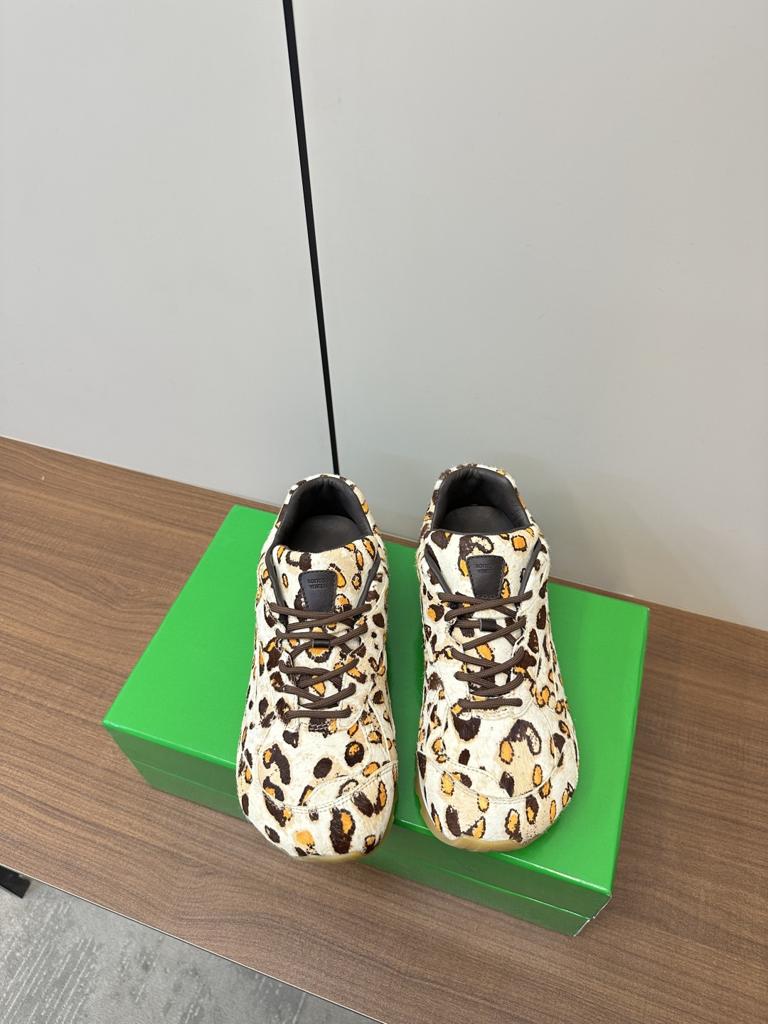 NO:235110,BV top version Orbit sneakers Wang Yibo The same style dad shoes Runner sneakers, using lightweight technology mesh fabric. Matched with geometric patterns, rubber outsole. Identify the bagging process. The actual height increases a lot, but it still makes the legs look thin and very playful and durable. Benchmark the counterpart bagging process. Identify the high version. The outsole uses color-blocking TPU outsole for women. Women's model 35 36 37 38 39 40 41 (customized by 40 41) Men's model 39 40 41 42 43 44 45 (customized by 46) Configure the original packaging, dad shoes, bottega veneta, sneakers19860909批 BV顶级版本 Orbit运动鞋 王一博 同款 老爹鞋 Runner运动鞋,采用轻质科技网布面料. 搭配几何图案设计橡胶外底. 认准套包工艺 实际增高很多哦,还是一样显腿细非常nice耐玩耐造 对标对版套包鞋工艺 认准高版本 大底选用拼色TPU大底 女款 35 36 37 38 39 40 41（40 41定制） 男款39 40 41 42 43 44 45（46订做） 配置原版包装,老爹鞋,bottega veneta,sneakers,Women's Shoes