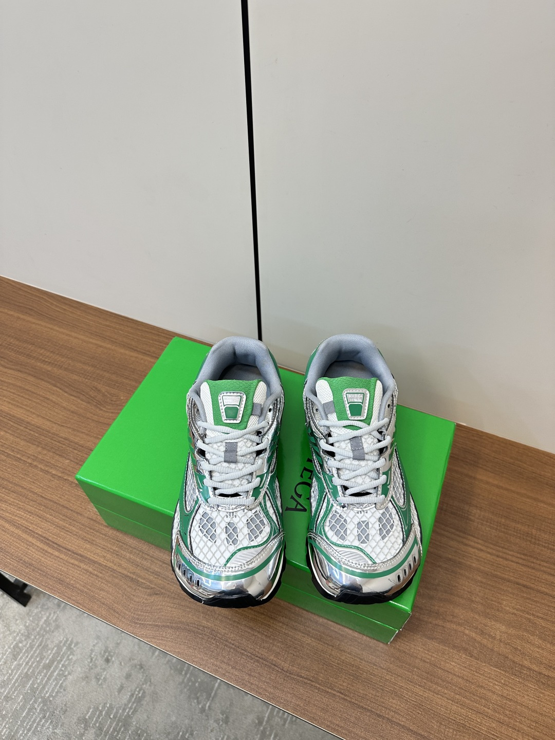 NO:235094,10 BV top version Orbit sneakers Wang Yibo Same style couple dad shoes Runner sneakers, using lightweight technology mesh fabric. Matched with geometric patterns, rubber outsole. Observe the bagging process. The actual height is much higher, and the legs are still thin and very playful and durable. Benchmark the counterpart bagging process. Observe the high version. The outsole uses color-blocking TPU outsole for women. 35 36 37 38 39 40 41 (customized by 40 41) Men's 39 40 41 42 43 44 45 (customized by 46) Configure the original packaging, dad shoes, bottega veneta, sneakers19860909批男10 BV顶级版本 Orbit运动鞋 王一博 同款 情侣款老爹鞋 Runner运动鞋,采用轻质科技网布面料. 搭配几何图案设计橡胶外底. 认准套包工艺 实际增高很多哦,还是一样显腿细非常nice耐玩耐造 对标对版套包鞋工艺 认准高版本 大底选用拼色TPU大底 女款 35 36 37 38 39 40 41（40 41定制） 男款39 40 41 42 43 44 45（46订做） 配置原版包装,老爹鞋,bottega veneta,sneakers,Women's Shoes