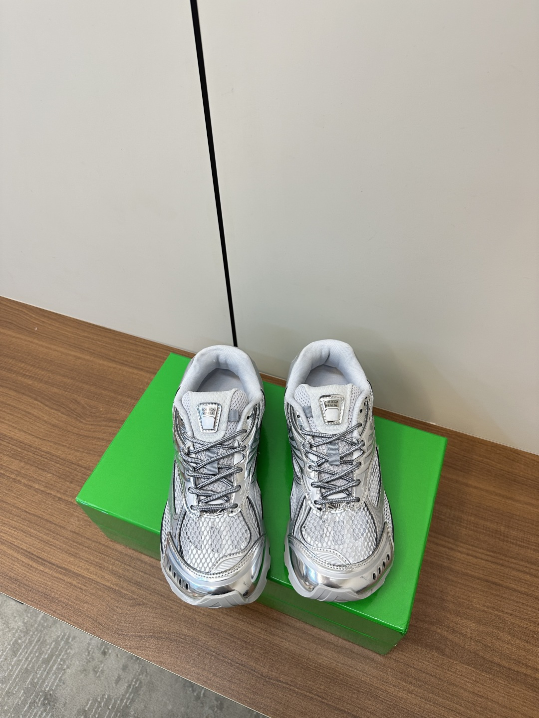 NO:235097,10 BV top version Orbit sneakers Wang Yibo Same style couple dad shoes Runner sneakers, using lightweight technology mesh fabric. Matched with geometric patterns, rubber outsole. Observe the bagging process. The actual height is much higher, and the legs are still thin and very playful and durable. Benchmark the counterpart bagging process. Observe the high version. The outsole uses color-blocking TPU outsole for women. 35 36 37 38 39 40 41 (customized by 40 41) Men's 39 40 41 42 43 44 45 (customized by 46) Configure the original packaging, dad shoes, bottega veneta, sneakers19860909批女款男10 BV顶级版本 Orbit运动鞋 王一博 同款 情侣款老爹鞋 Runner运动鞋,采用轻质科技网布面料. 搭配几何图案设计橡胶外底. 认准套包工艺 实际增高很多哦,还是一样显腿细非常nice耐玩耐造 对标对版套包鞋工艺 认准高版本 大底选用拼色TPU大底 女款 35 36 37 38 39 40 41（40 41定制） 男款39 40 41 42 43 44 45（46订做） 配置原版包装,老爹鞋,bottega veneta,sneakers,Women's Shoes