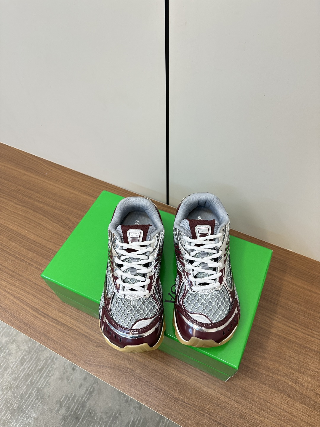 NO:235099,10 BV top version Orbit sneakers Wang Yibo Same style couple dad shoes Runner sneakers, using lightweight technology mesh fabric. Matched with geometric patterns, rubber outsole. Identify the bagging process. There are many actual bagging, but it still looks thin and very playful and durable. Benchmark the bagging process. The bagging process is accurate. The bagging process is accurate. The bagging process is accurate. The outsole uses color-blocking TPU outsole for women. 35 36 37 38 39 40 41 (customized by 40 41) Men's 39 40 41 42 43 44 45 (customized by 46) Configure the original packaging, dad shoes, bottega veneta, sneakers19860909批女款男10 BV顶级版本 Orbit运动鞋 王一博 同款 情侣款老爹鞋 Runner运动鞋,采用轻质科技网布面料. 搭配几何图案设计橡胶外底. 认准套包工艺 实际**很多哦,还是一样显腿细非常nice耐玩耐造 对标对版套包鞋工艺 认准高版本 大底选用拼色TPU大底 女款 35 36 37 38 39 40 41（40 41定制） 男款39 40 41 42 43 44 45（46订做） 配置原版包装,老爹鞋,bottega veneta,sneakers,Women's Shoes